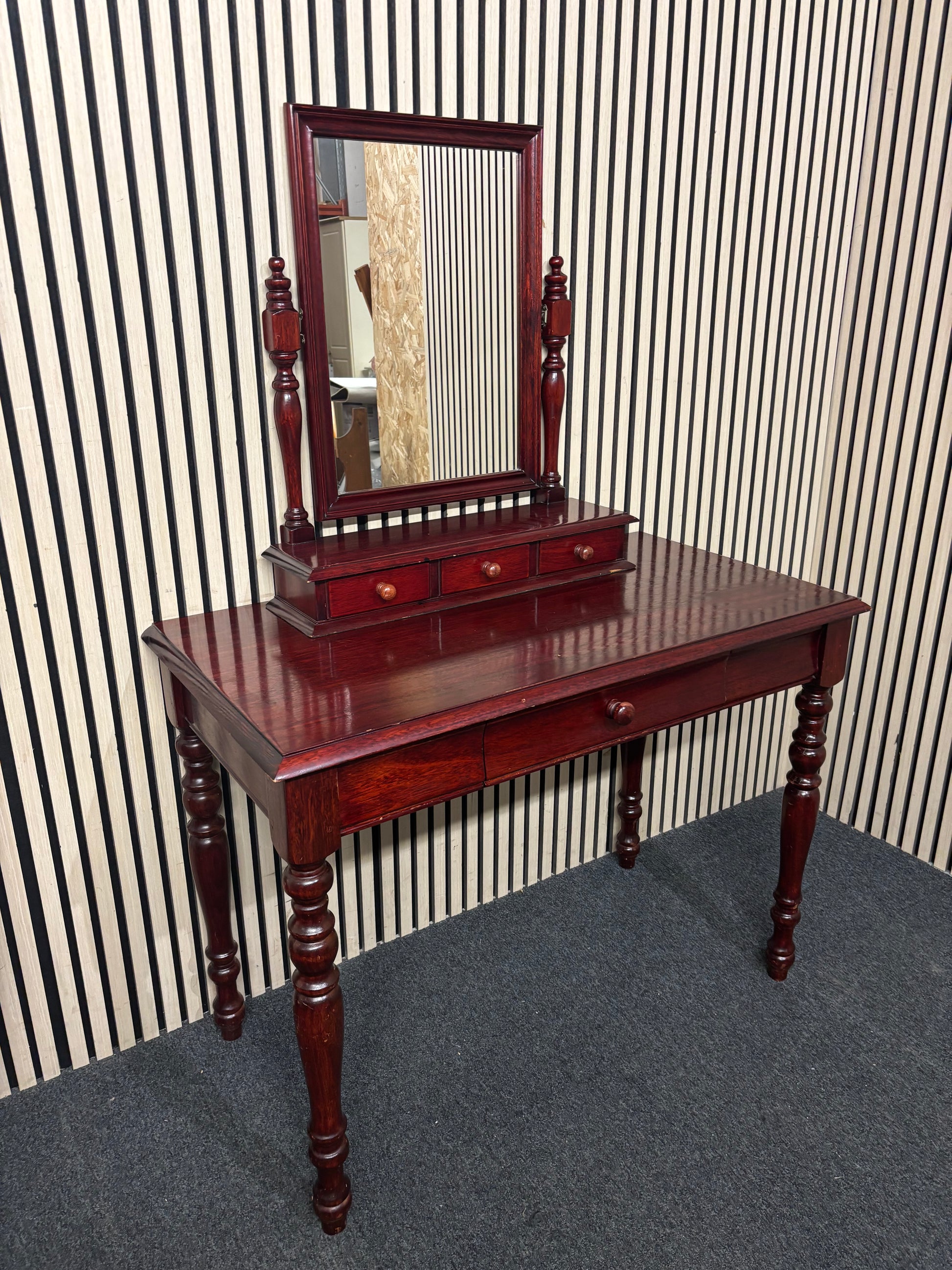 Ornate 4 drawer long stag mahogany bedroom dressing table with mirror (H 152 x W 104 x D 55 cm) 2226