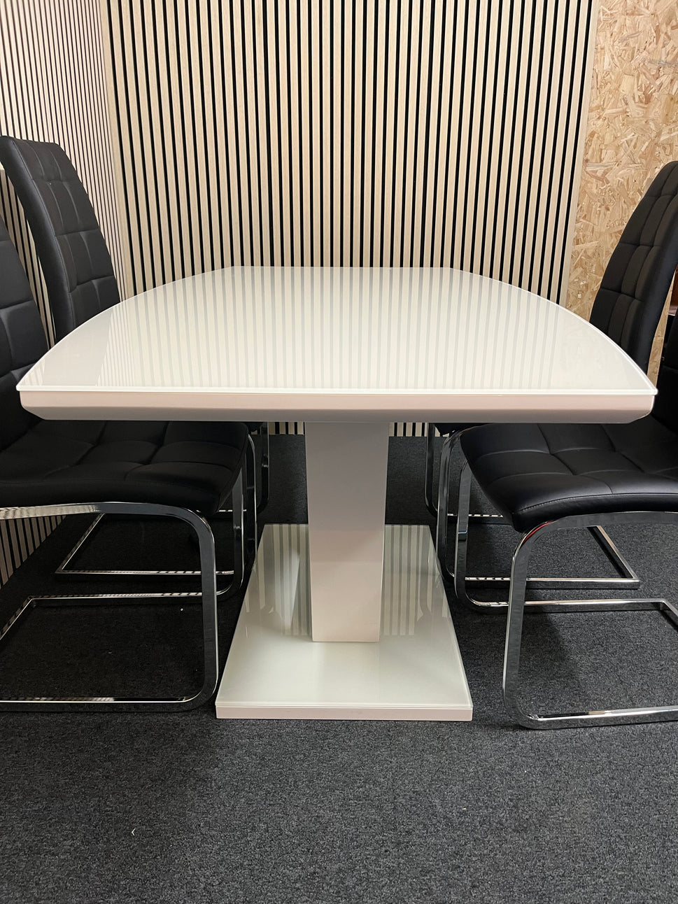 High polished glass modern dining table with 4 no. matching leather cantilever chairs 1325
