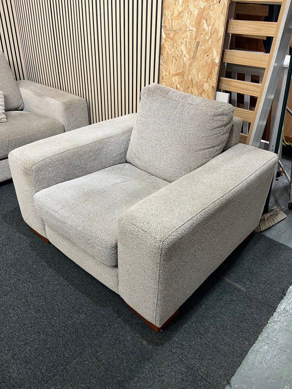 Large right hand light cream fabric corner sofa suite with matching armchair (Width 290 cm, depth 170cm and 100 cm) 1126