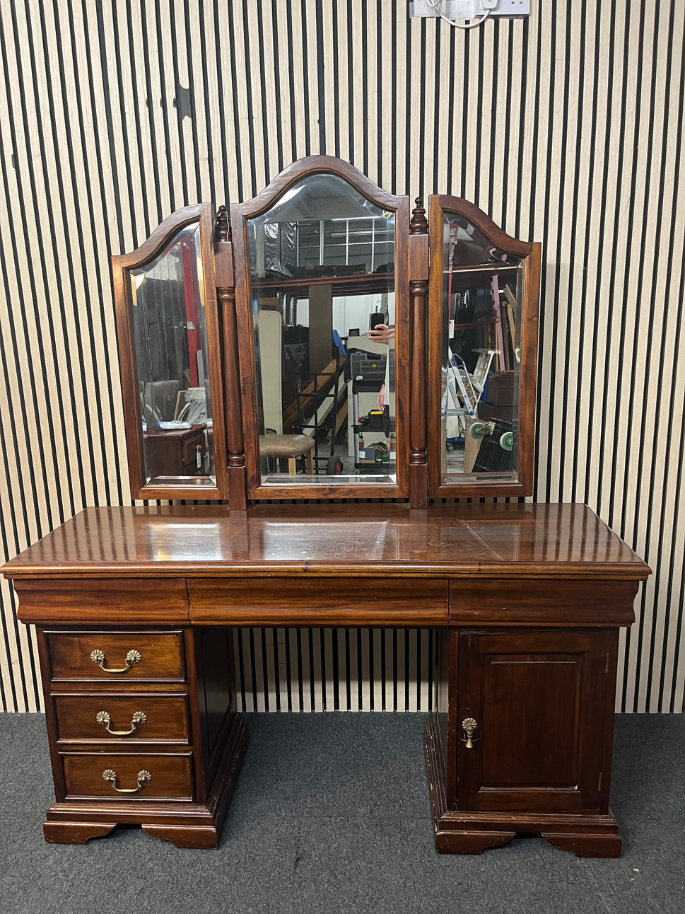 Large ornate solid mahogany dressing table (H 76 x W 137 x D 77 cm) 43827D