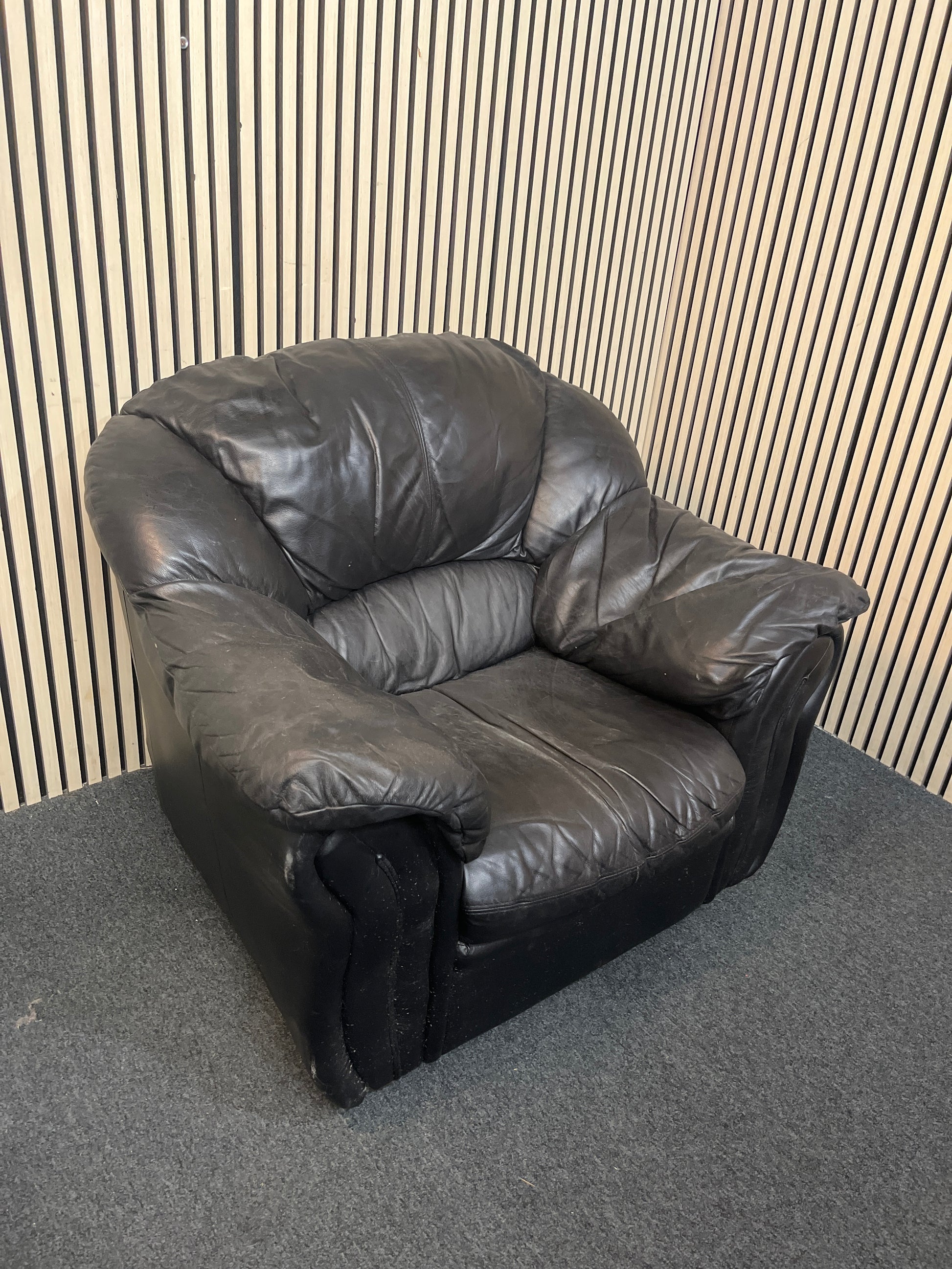 black leatherette armchair 43718