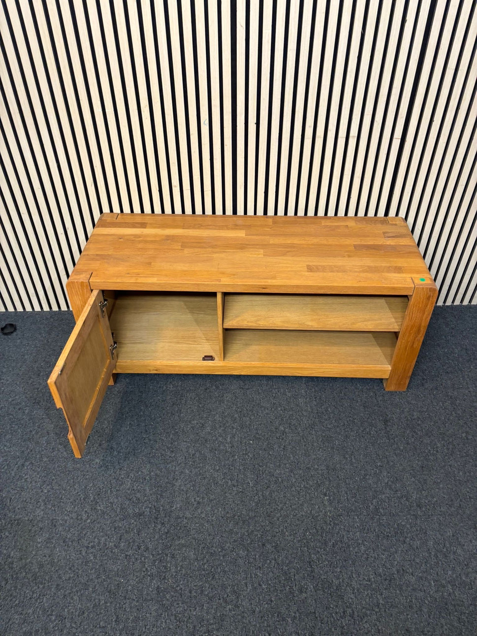Solid oak 1 door low tv unit with shelf space (H 50 x W 120 x D 45 cm) 2226