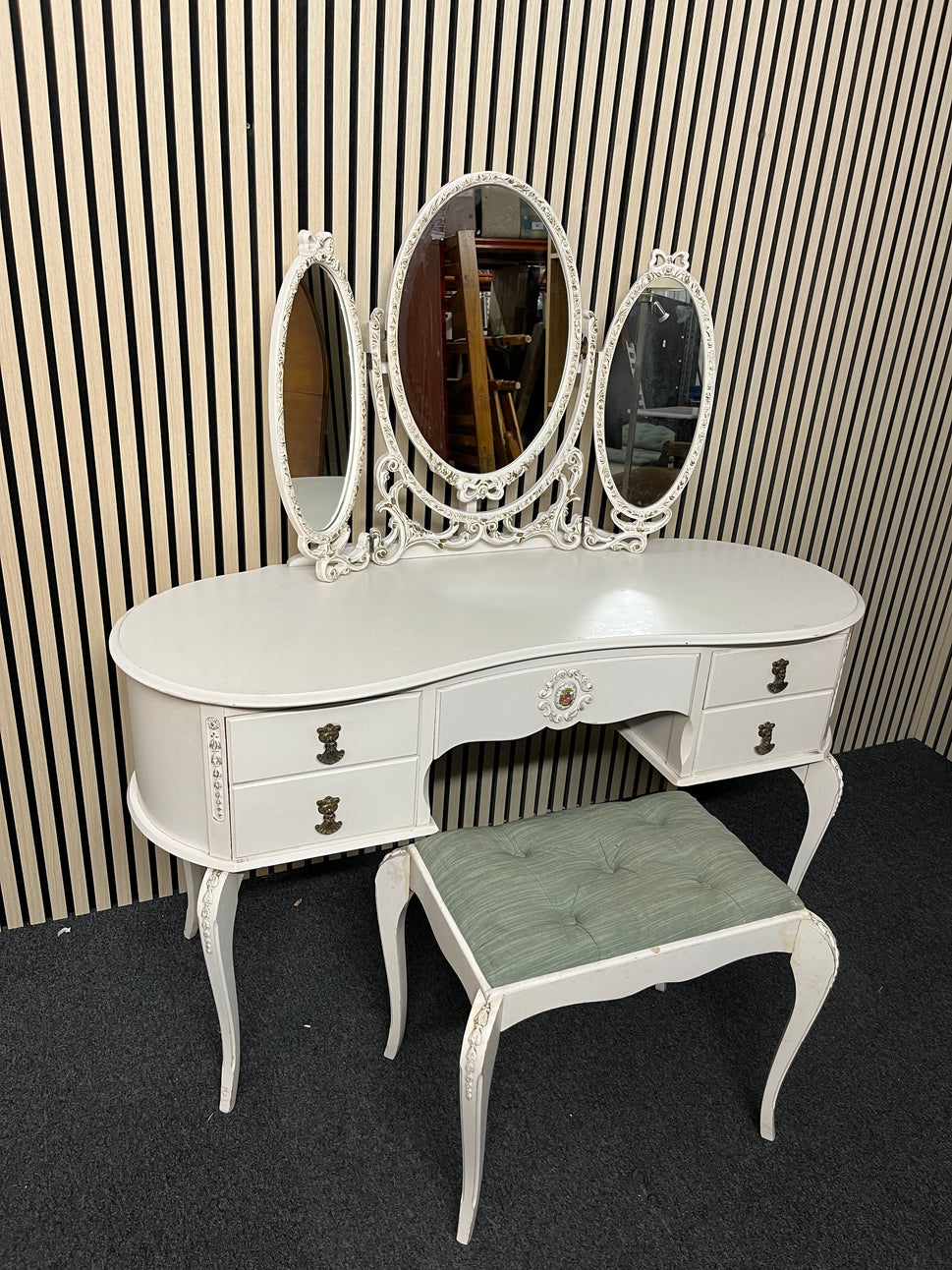 Ornate cream dressing table with matching mirror and stool (H 140 x W 132 x D 55 cm) 2325
