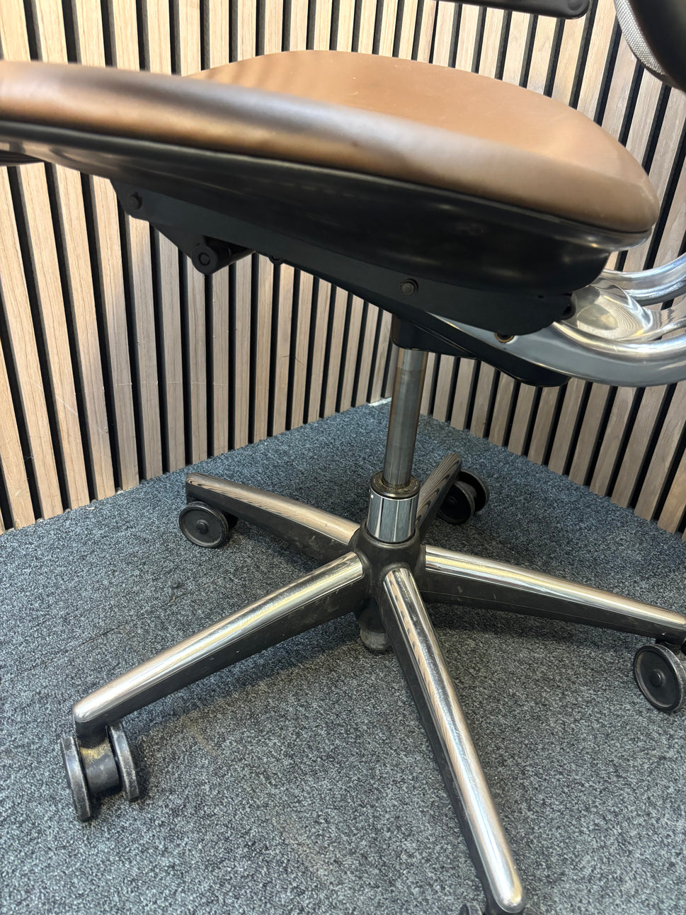 Humanscale Libery task swivel chair with mesh back and dark brown leather seat J3913