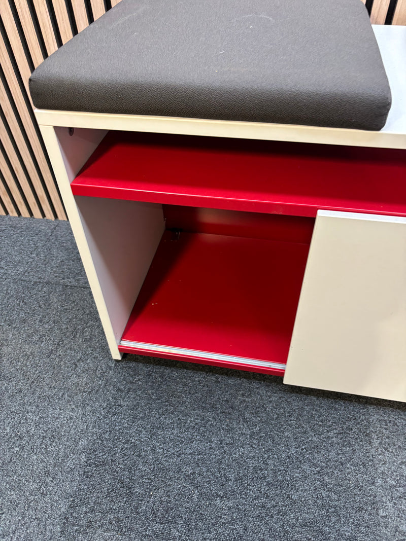 White and red sliding door storage unit (H 55 x W 160 x D 40 cm)