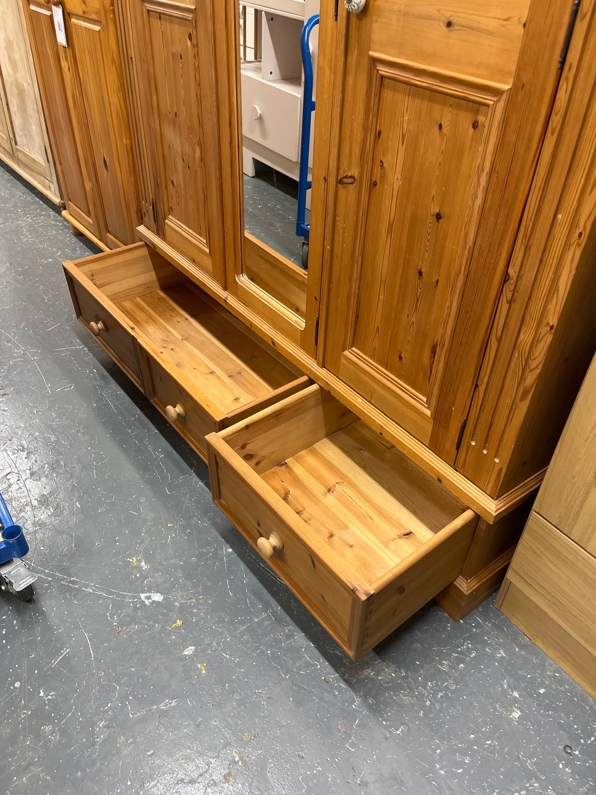 Large pine wardrobe with central mirror and three bottom drawers (H 193 x W 151 x D 57 cm) 44057