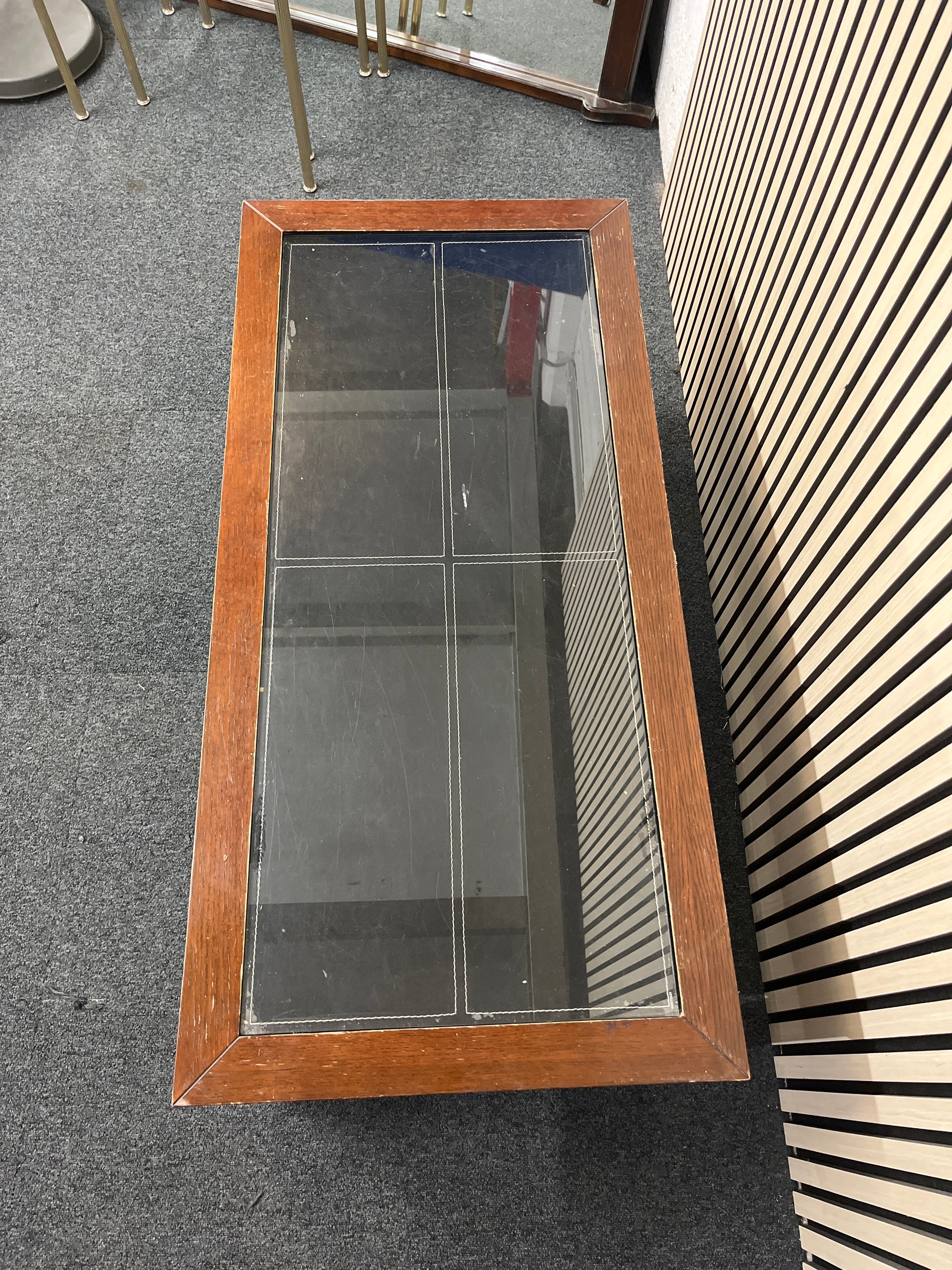 Mahogany coffee table with glass inserts (H 46 x W 110 x D 52 cm) 3325