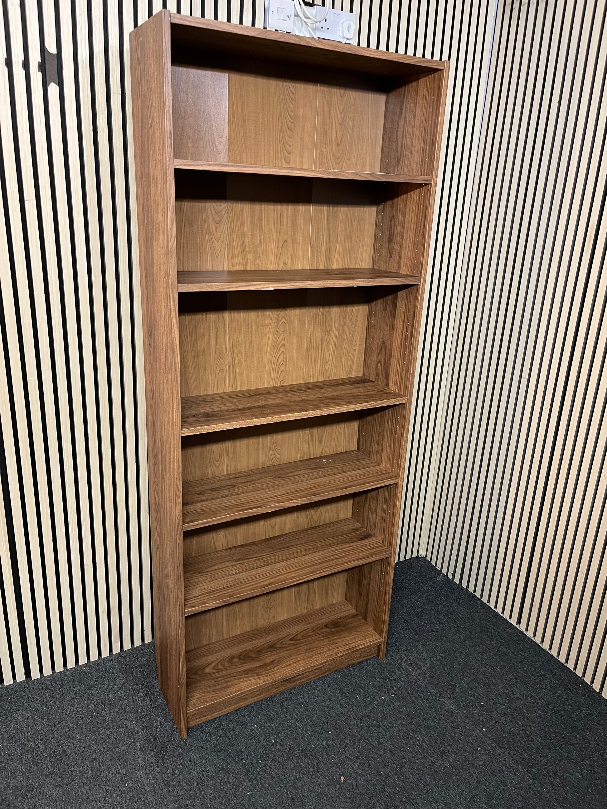Tall mahogany laminate bookcase (H 200 x W 80 x D 28 cm) 1126