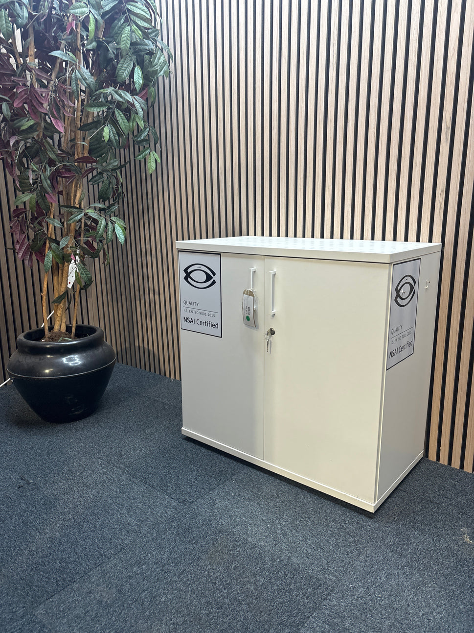 Small white 2 door storage unit with key (H 80 x W 80 x D 43 cm)