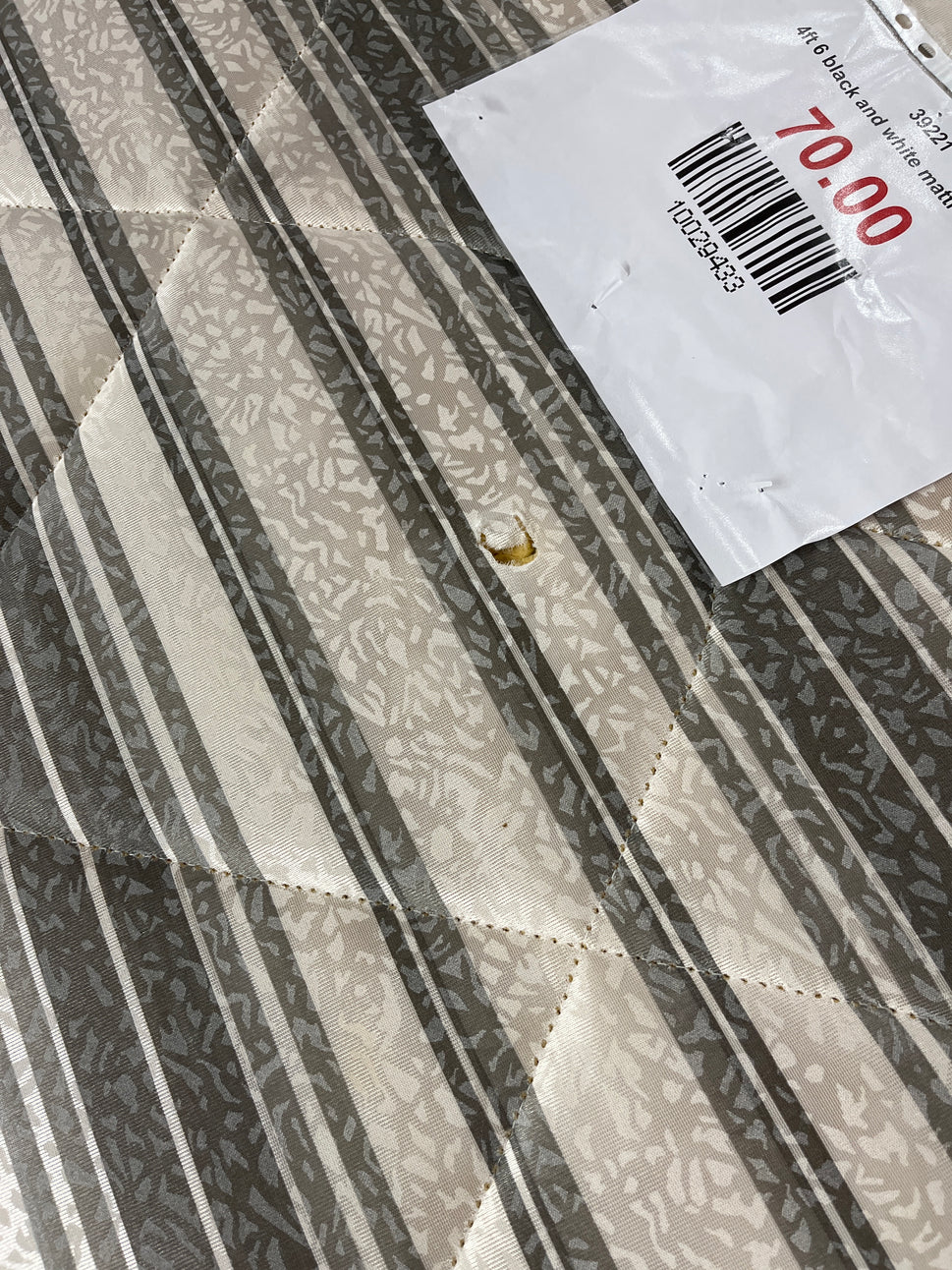 4ft 6 black and white mattress 1225