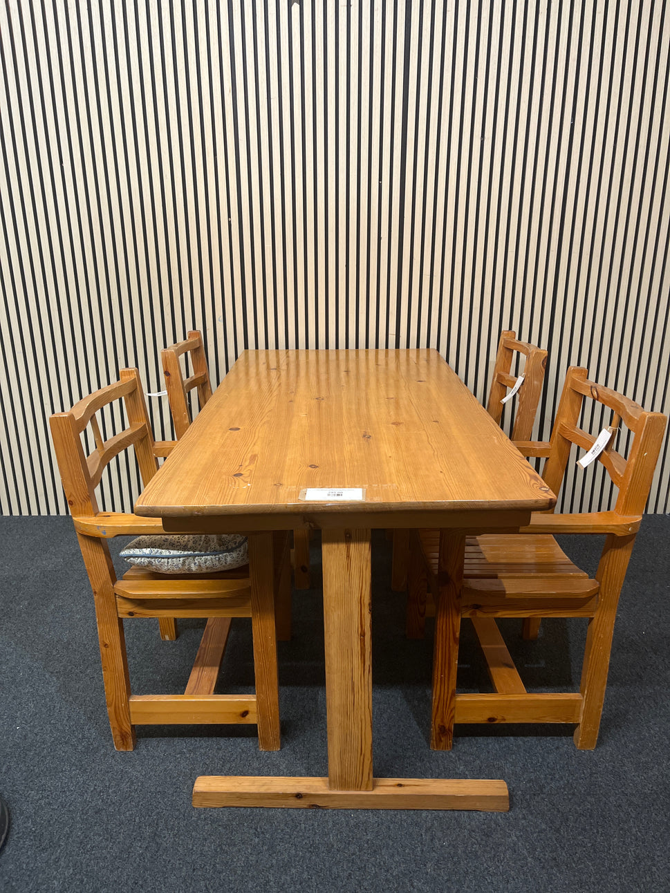 Solid pine large rectangular dining table (L 152 x W 75 cm) with matching chairs (2 carver dining chairs + 2 dining chairs) 2425