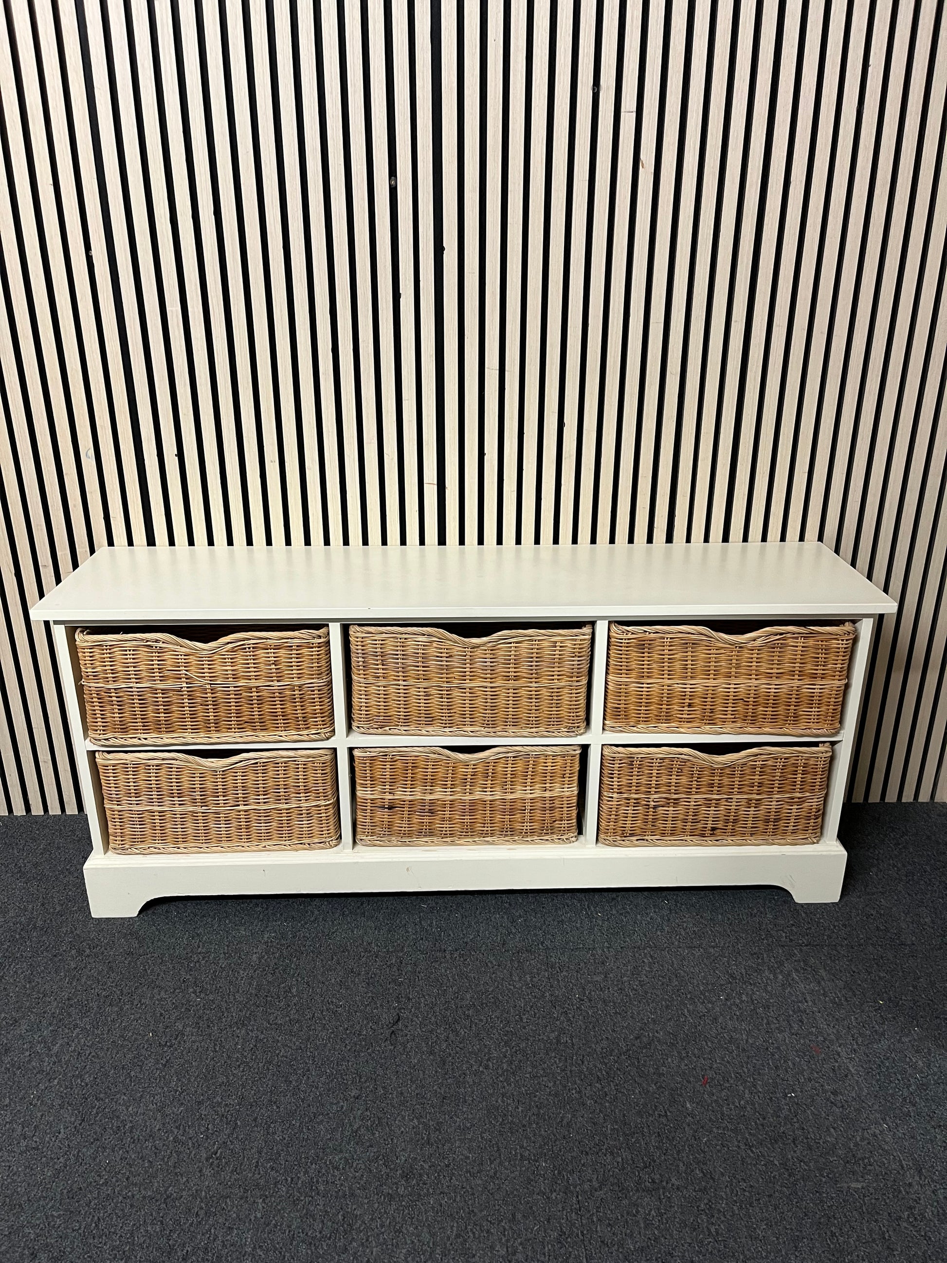 Cream framed 6 drawer wicker chest (H 65 x W 151 x D 38 cm) 3126