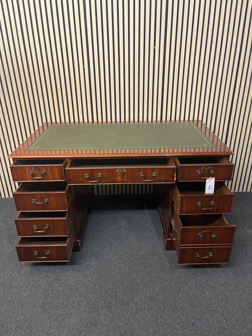 Ornate mahogany writing bureau with leather top (H 77 x W 137 x D 79cm 43827A