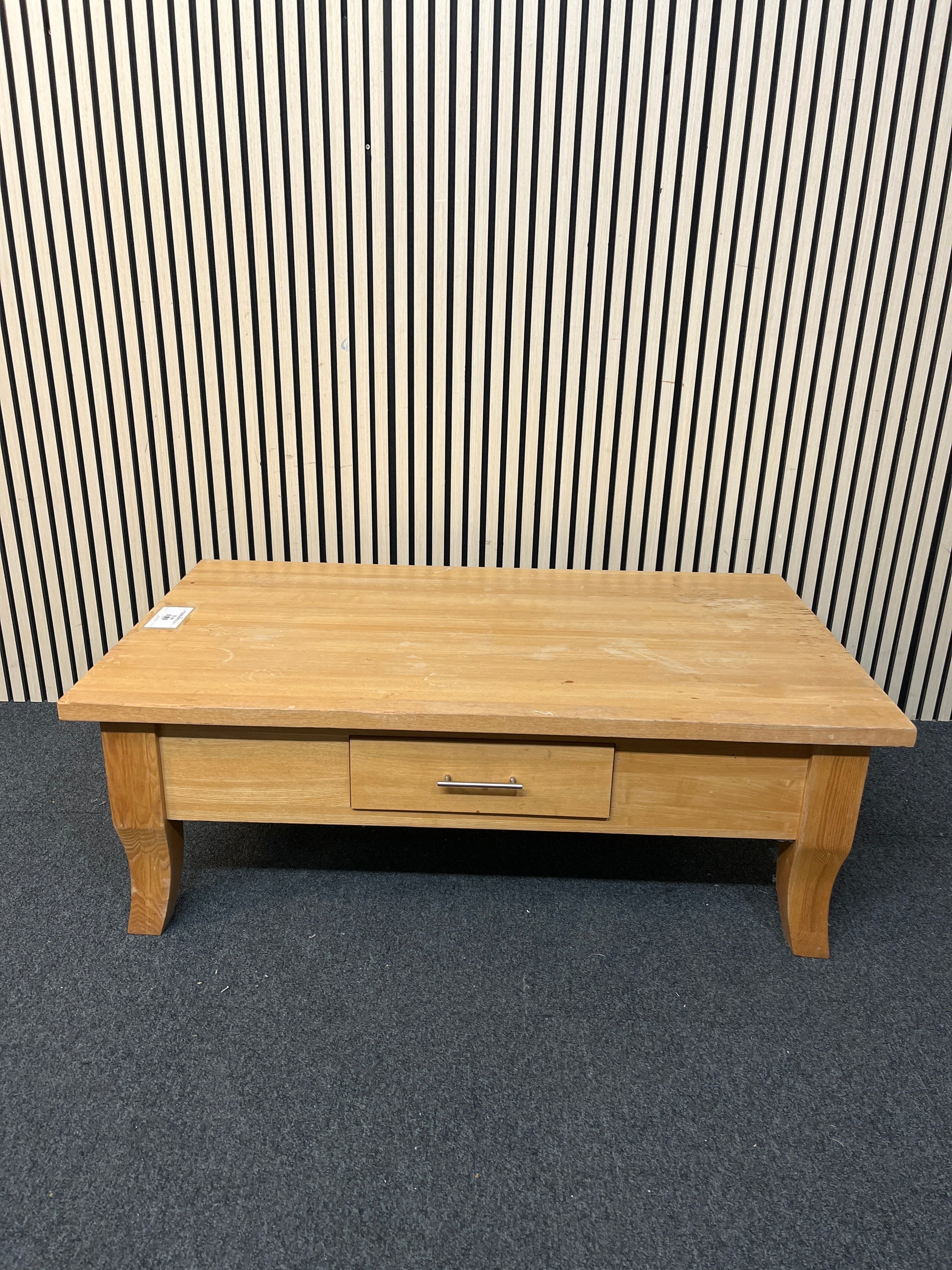 Oak low rectangular coffee table with drawers, heat marked top (H 43 x W 120 x D 70 cm) 2425