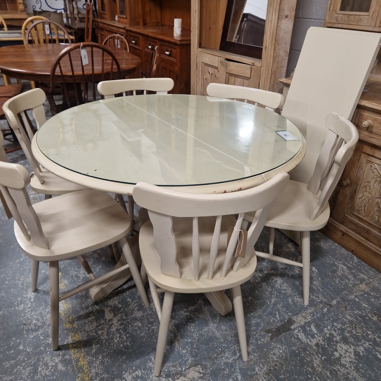 Painted beige circular extendable dining table with centre base glass top with 6 matching dining chairs 3124