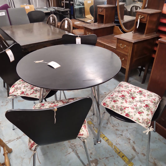 Black painted circular kitchen table with 4 no stacking matching chairs%A0