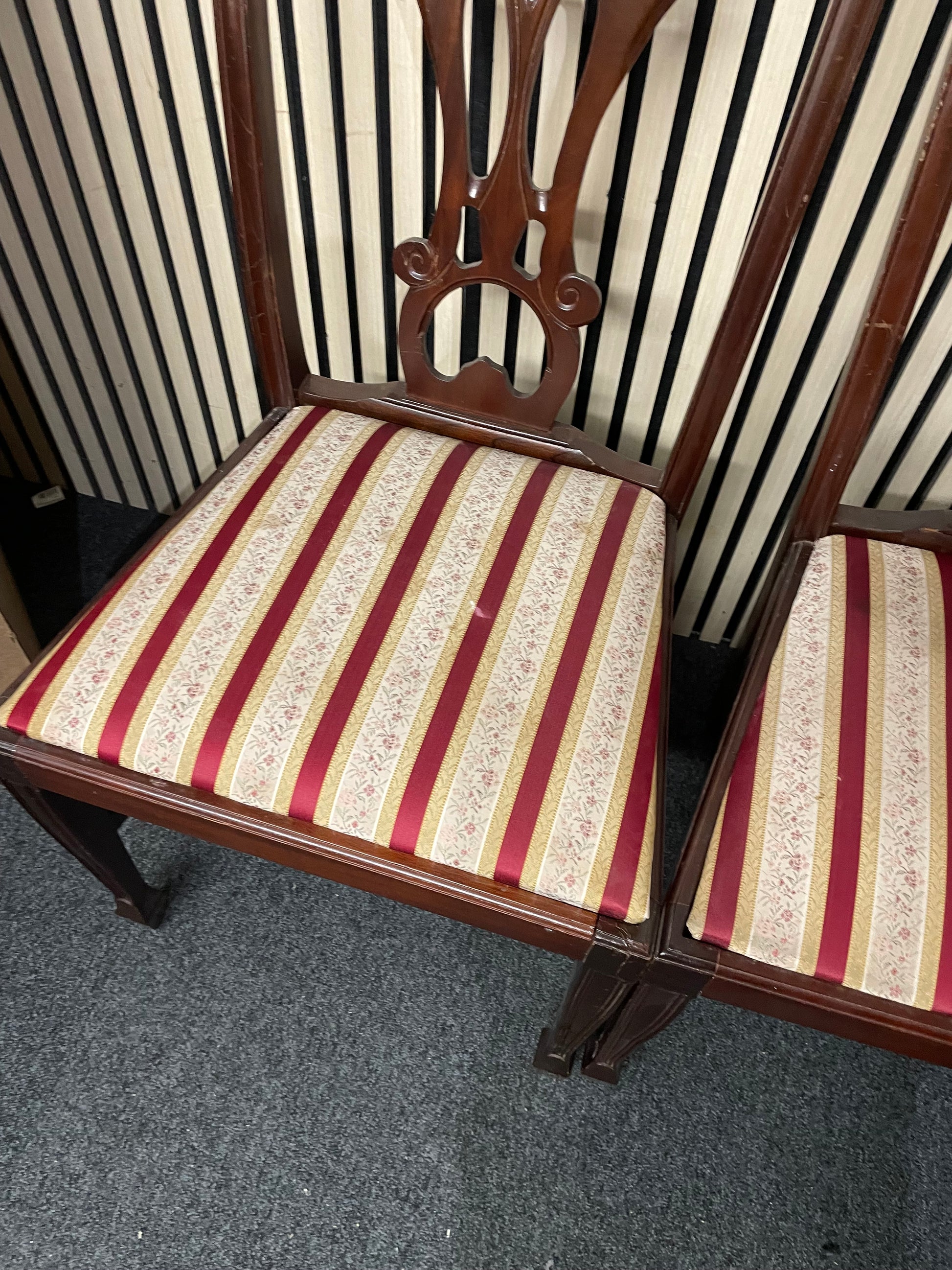 Rossmore Mahogany dining chair with red and white pattern fabric seat (Set of 4) 1226