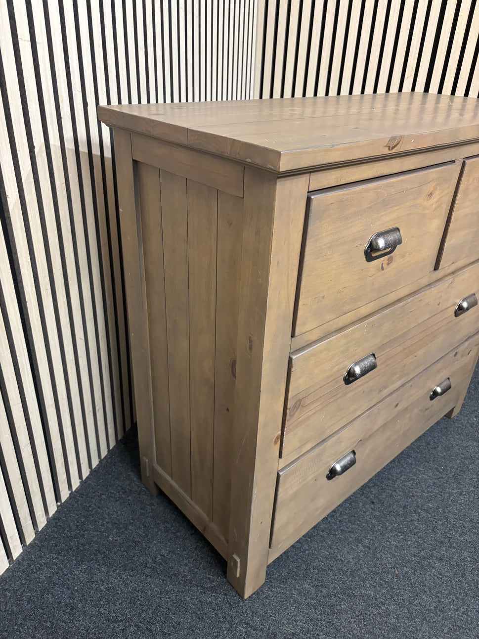 Solid dark oak 3 drawer chest of drawers (H 92 x W 105 x D 41 cm) 2226