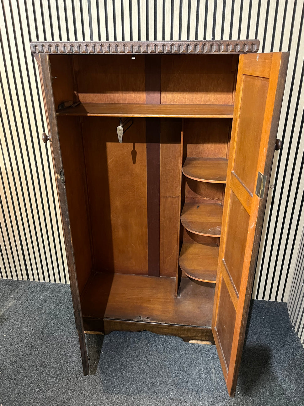English oak stained ornate 2 door gentlemans wardrobe (H 151 x W 86 x D 41 cm) 3126