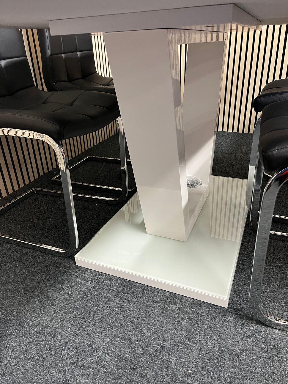 High polished glass modern dining table with 4 no. matching leather cantilever chairs 1325