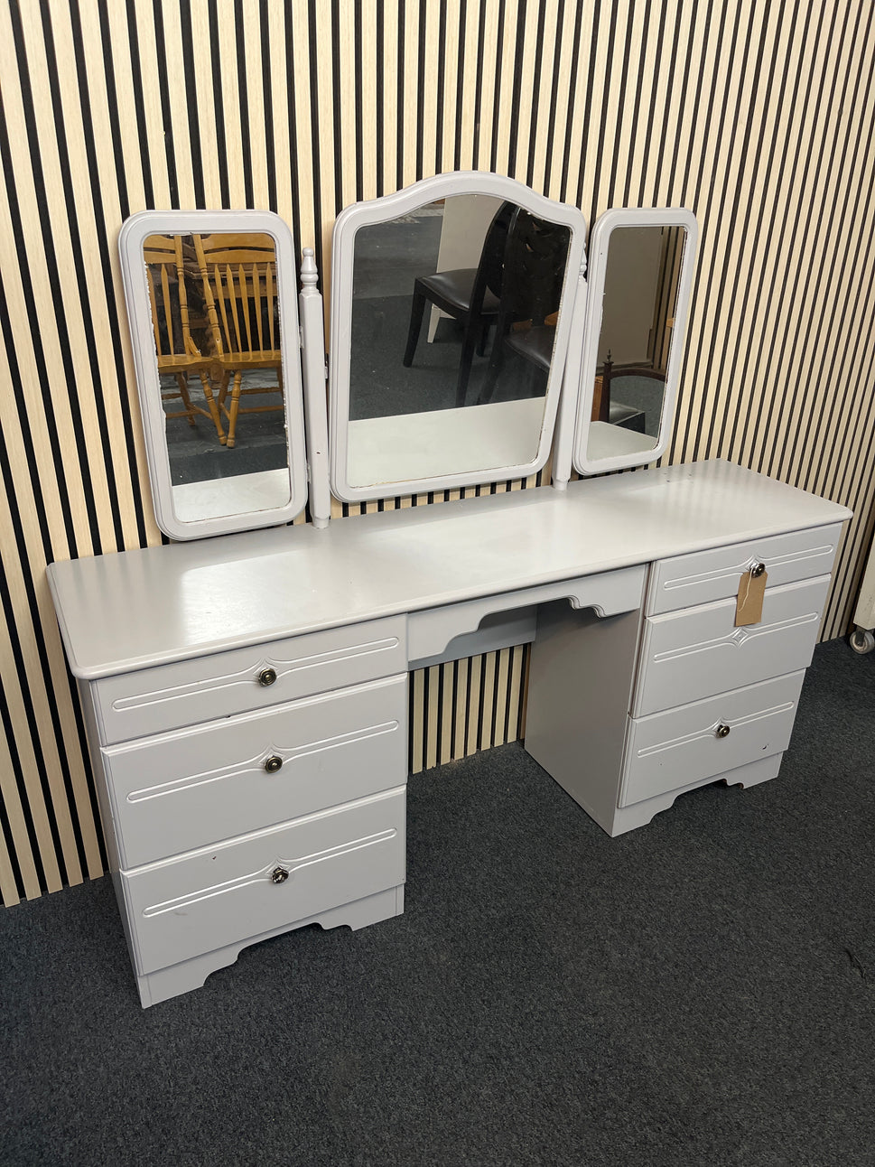 Grey painted 6 drawer bedroom dresser with 3 central mirrors (H 135 x W 156 x D 41 cm) 1325