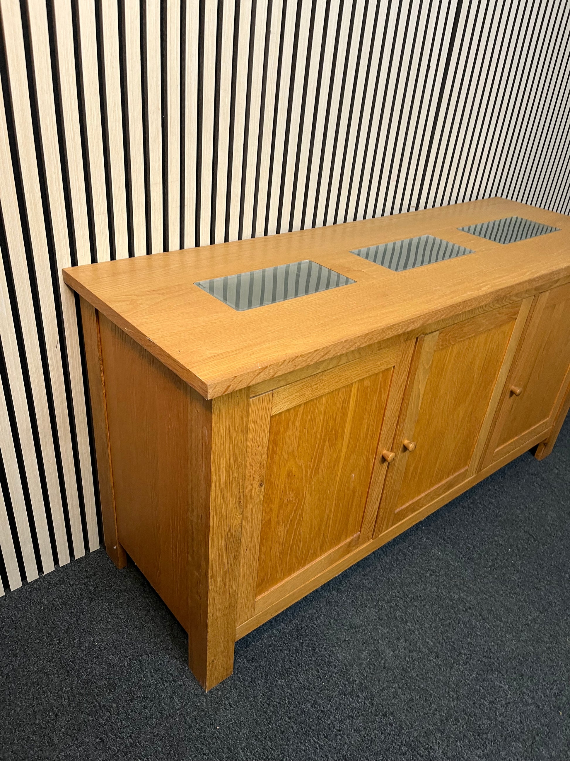 Solid oak large 3 door sideboard with protective glass top (H 78 x W 150 x D 50 cm) 1425
