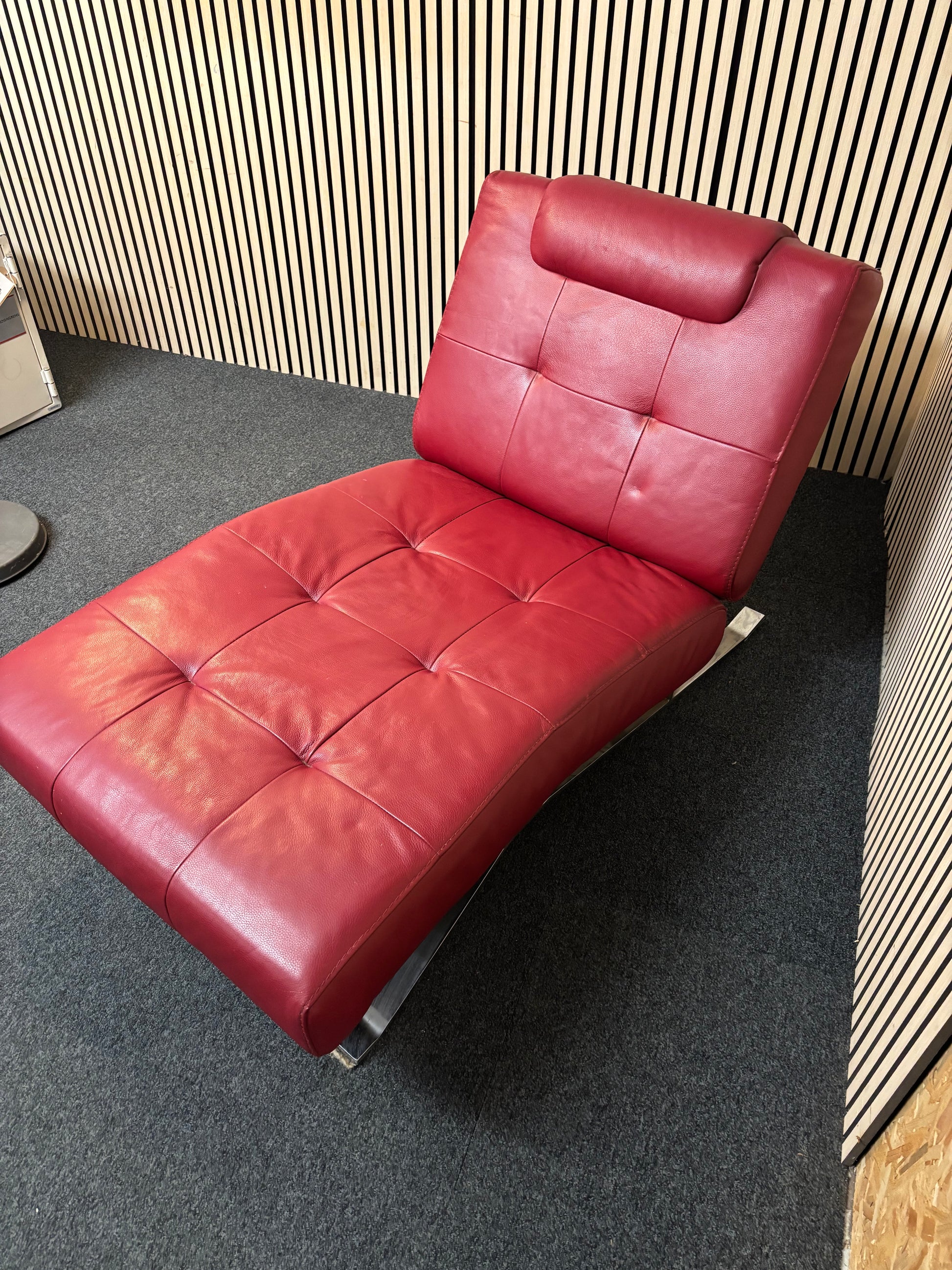 Real Italian wine leather lounger sofa with chrome metal frame. Dims 126Lx80D 2425