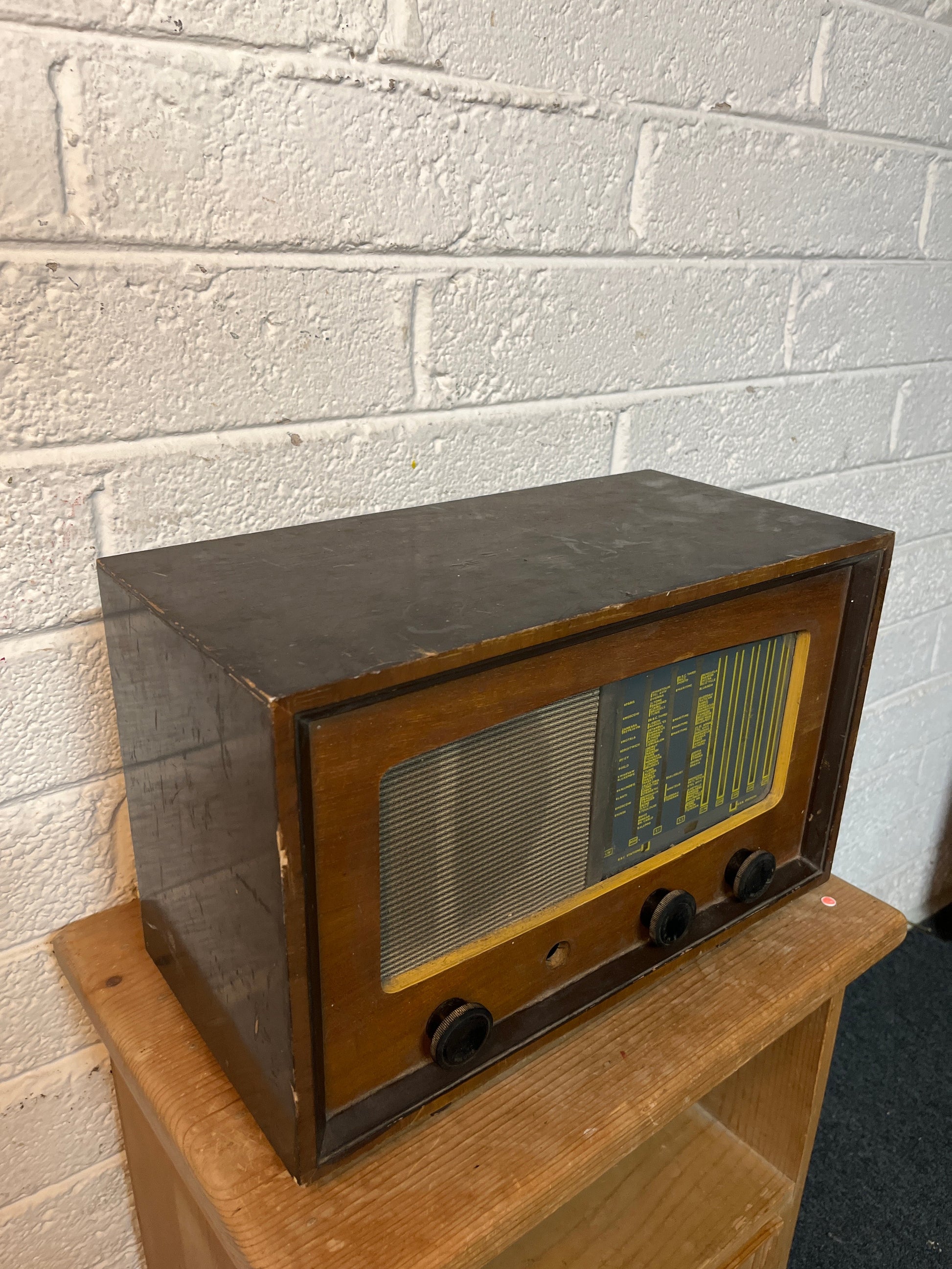 Small antique mahogany framed radio 5225
