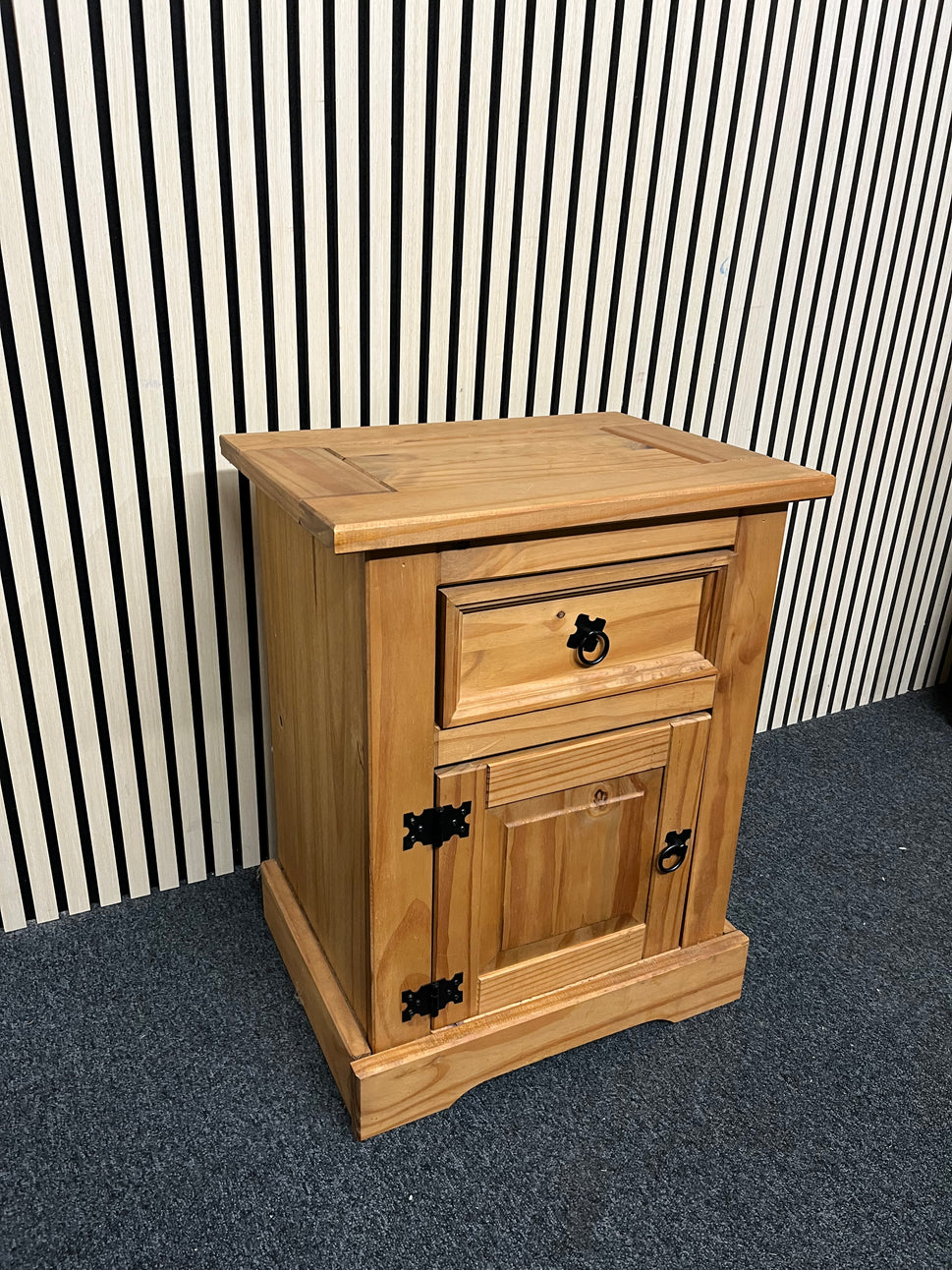 Waxed Pine 1 door / 1 dwr bedside locker W 55 x 40 D 4225