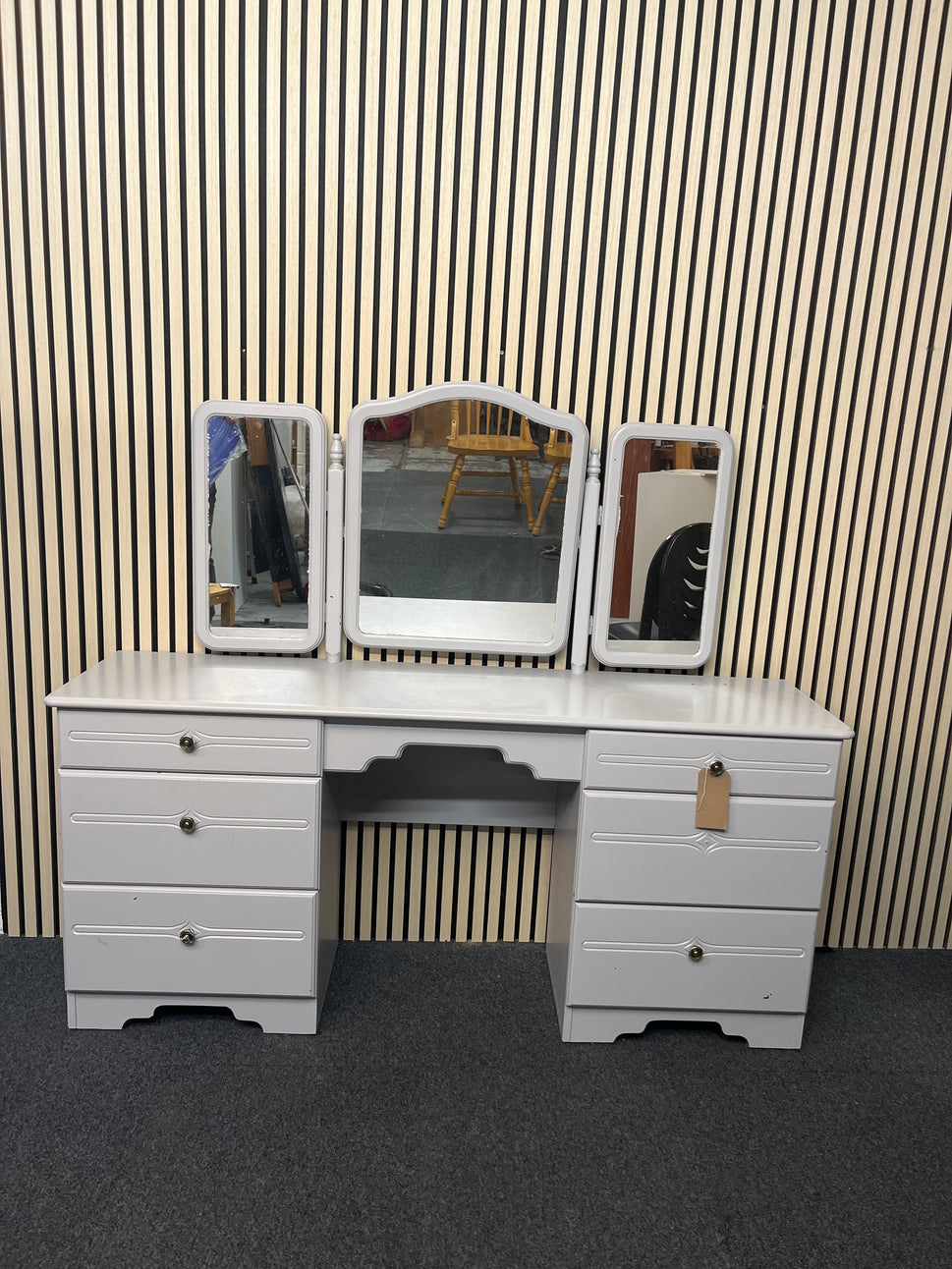 Grey painted 6 drawer bedroom dresser with 3 central mirrors (H 135 x W 156 x D 41 cm) 1325
