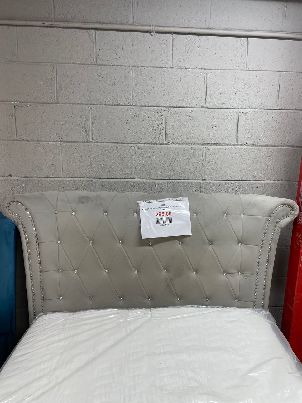 4ft 6 high end silver grey velour button back bed frame
WAS €275 3126