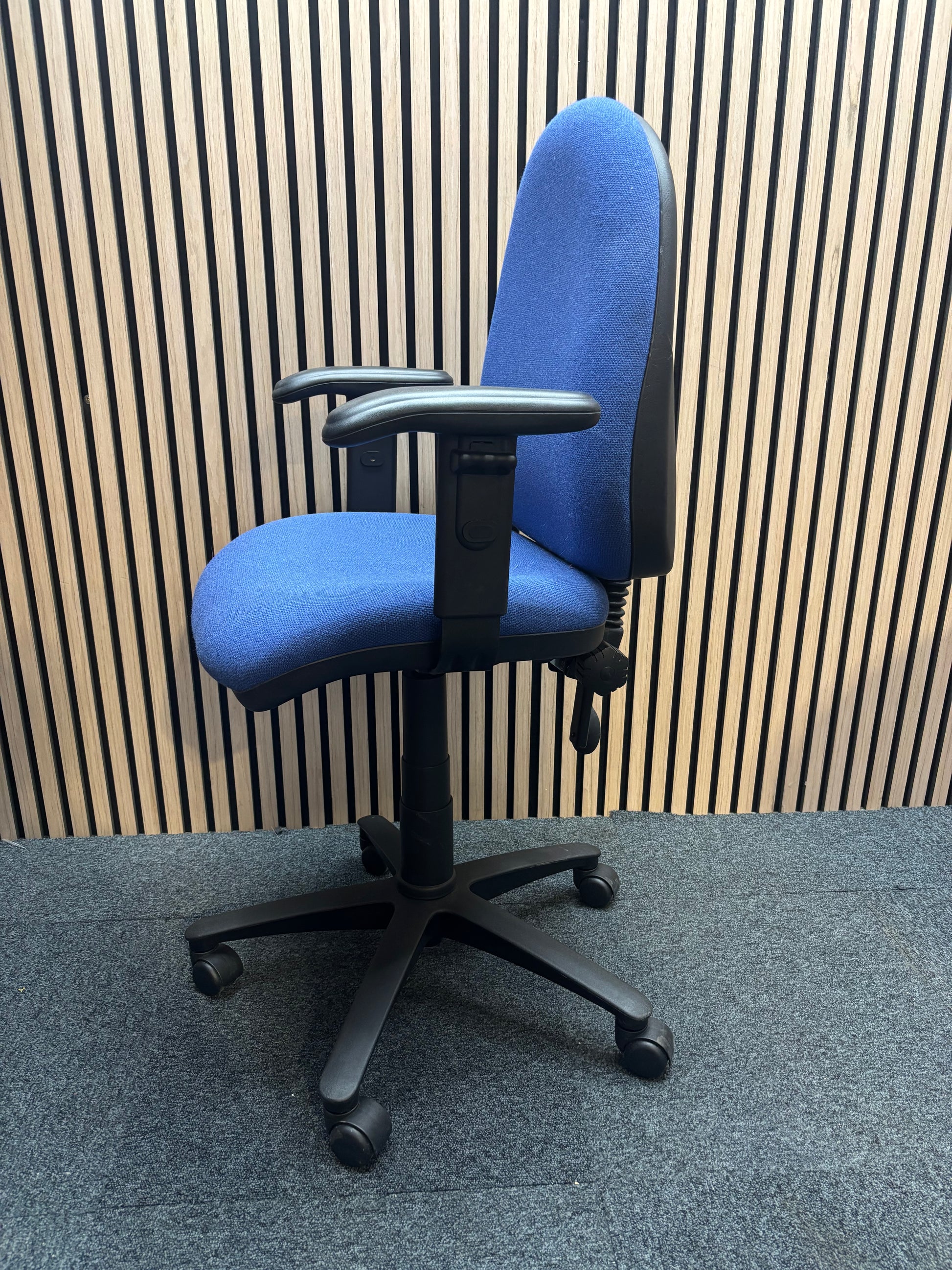 Medium Vantage oval back blue fabric swivel chair with pump up lumbar support and height adjustable arms