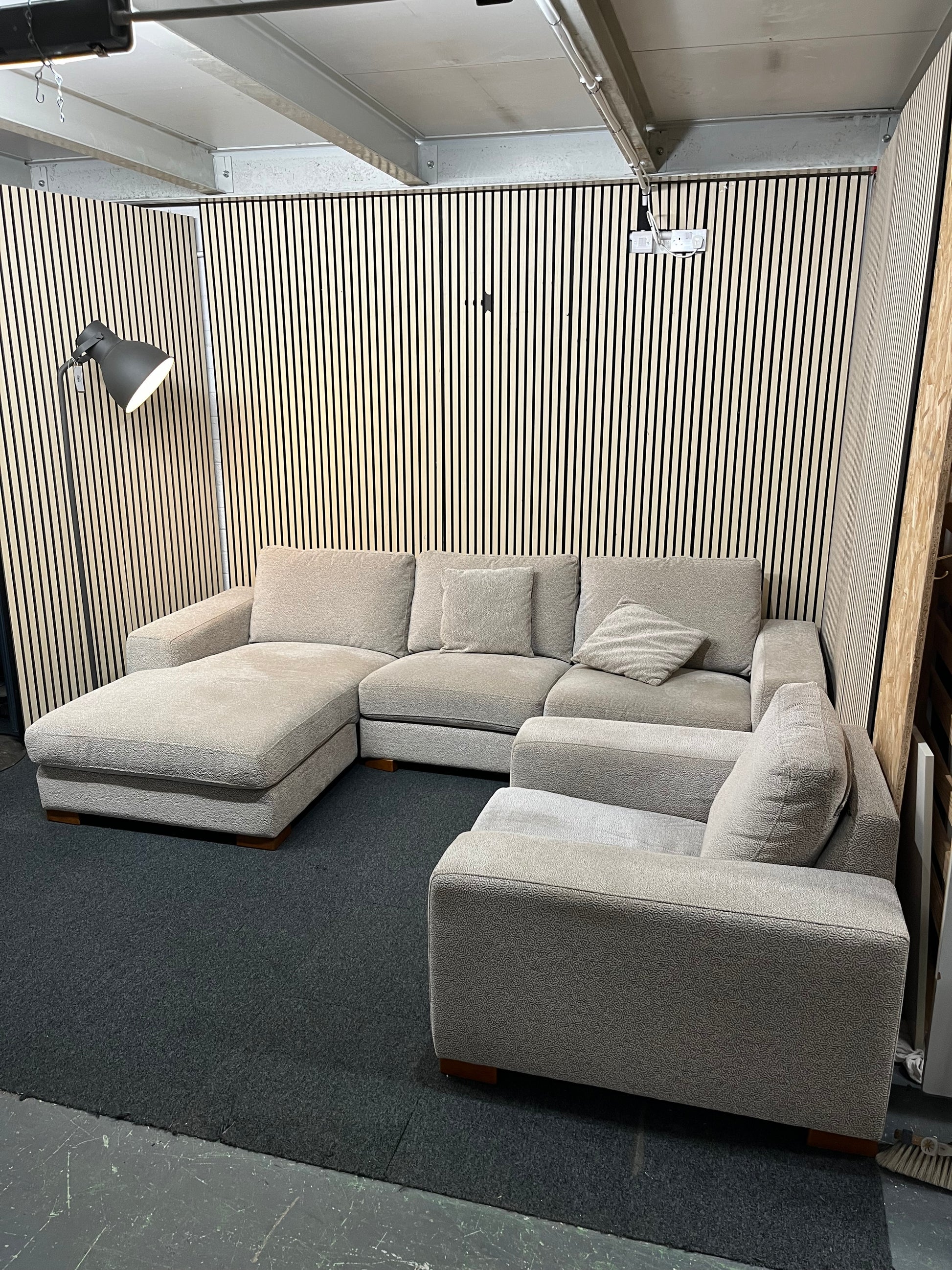 Large right hand light cream fabric corner sofa suite with matching armchair (Width 290 cm, depth 170cm and 100 cm) 1126