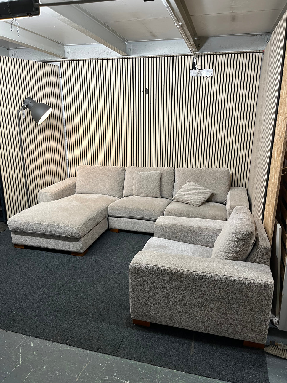 Large right hand light cream fabric corner sofa suite with matching armchair (Width 290 cm, depth 170cm and 100 cm) 1126