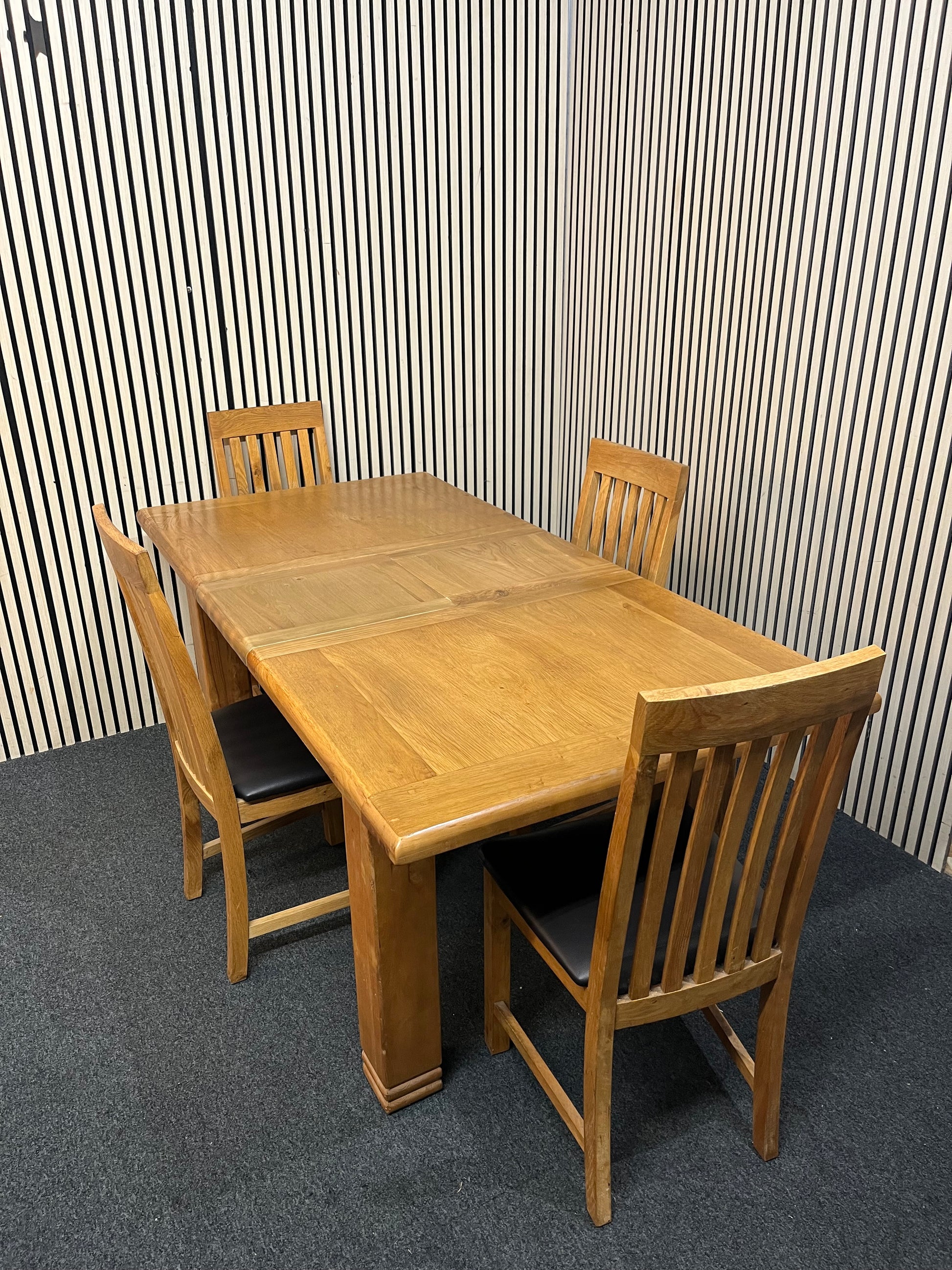 Solid oak large extendable dining table (L 140 - 180 x W 90 cm) with 4 no. matching solid wood chairs with leather seat 43521