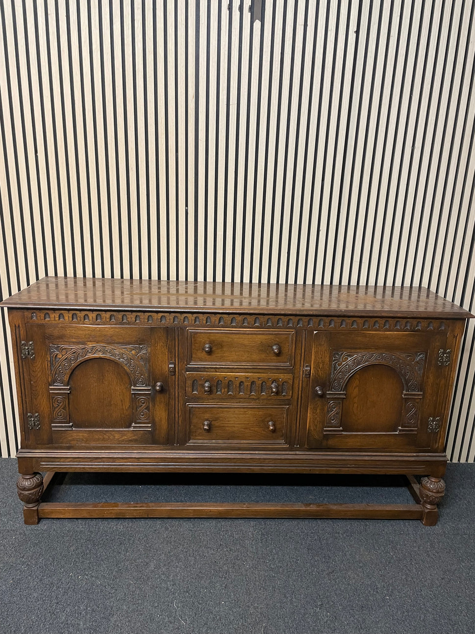 Solid english oak stained 2 door 3 drawer sideboard with ornate detail (H 90 x W 165 x D 43 cm) 2425