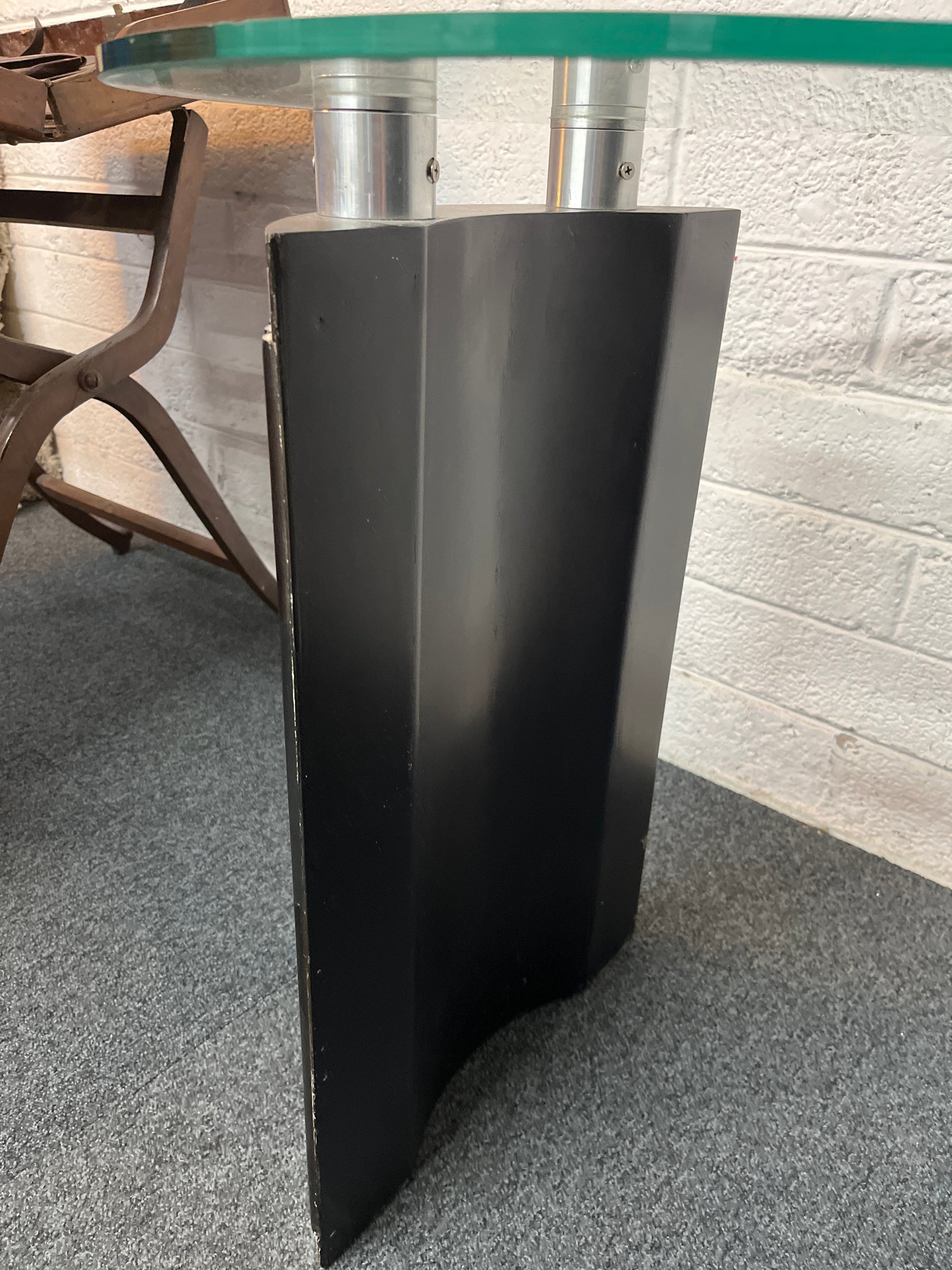 Curved glass console table with black legs (H 68 x W 123 x D 49 cm) 2225