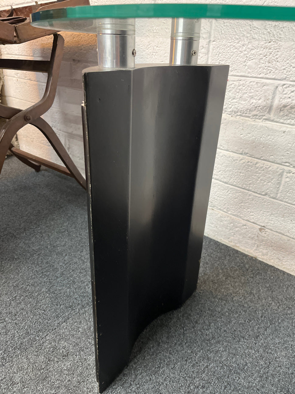 Curved glass console table with black legs (H 68 x W 123 x D 49 cm) 2225