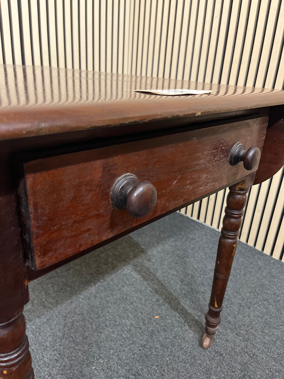 Antique drop leaf mahogany breakfast table with drawer (L 61 - 105 x W 109 cm) 2425