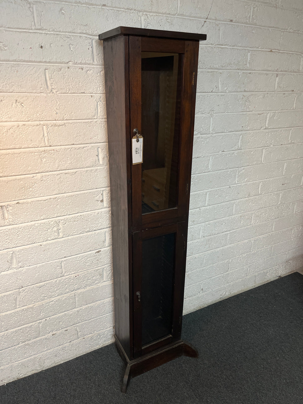 Solid dark wood carved details 2 glass door display unit with legs (H 170 x W 38 x D 25 cm) 1325