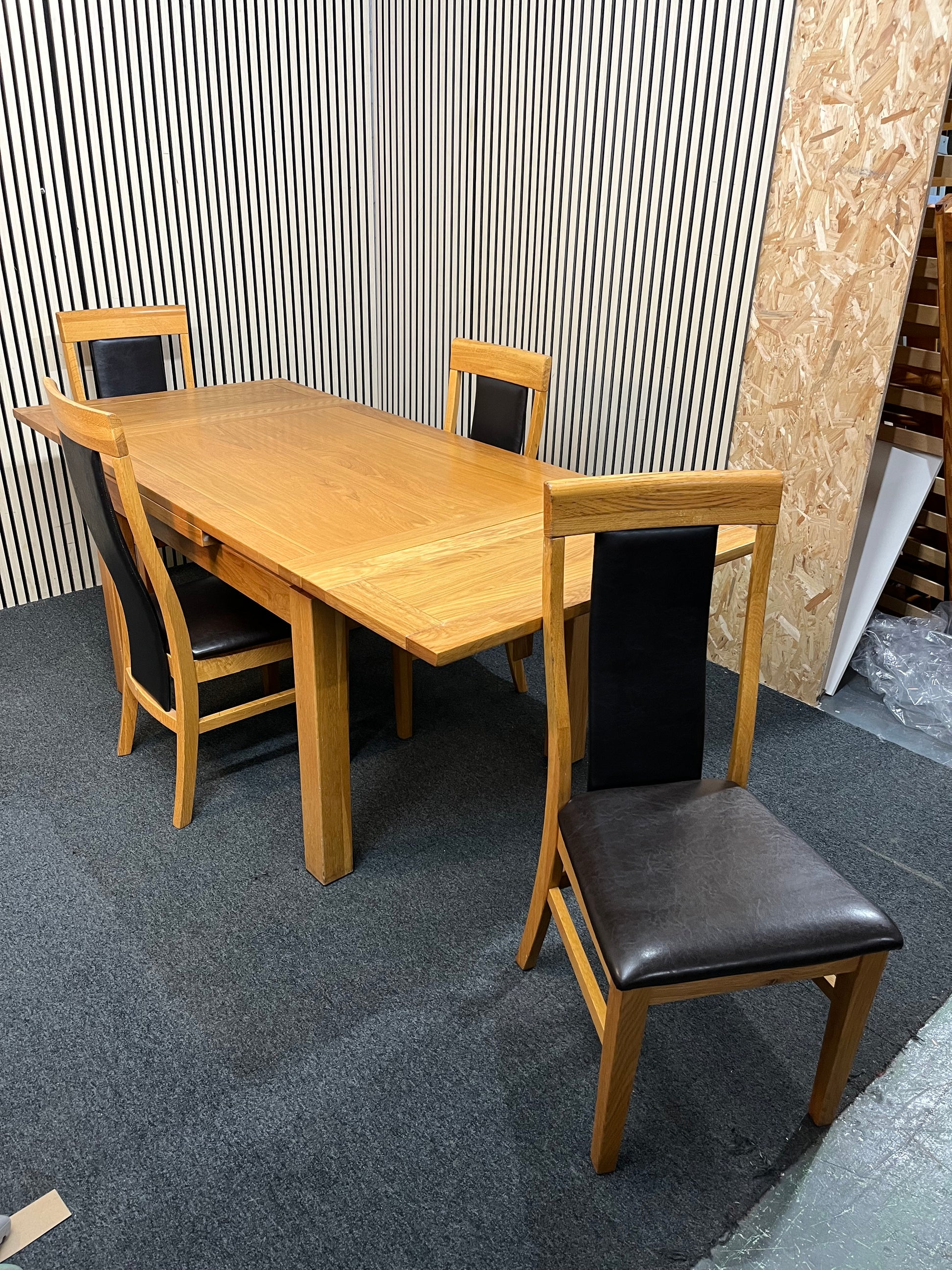 Solid oak extendable dining table (L 120 - 200 x W 90 cm) with 4 matching solid oak and black leather dining chairs 3126