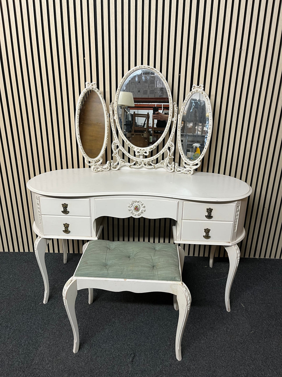 Ornate cream dressing table with matching mirror and stool (H 140 x W 132 x D 55 cm) 2325