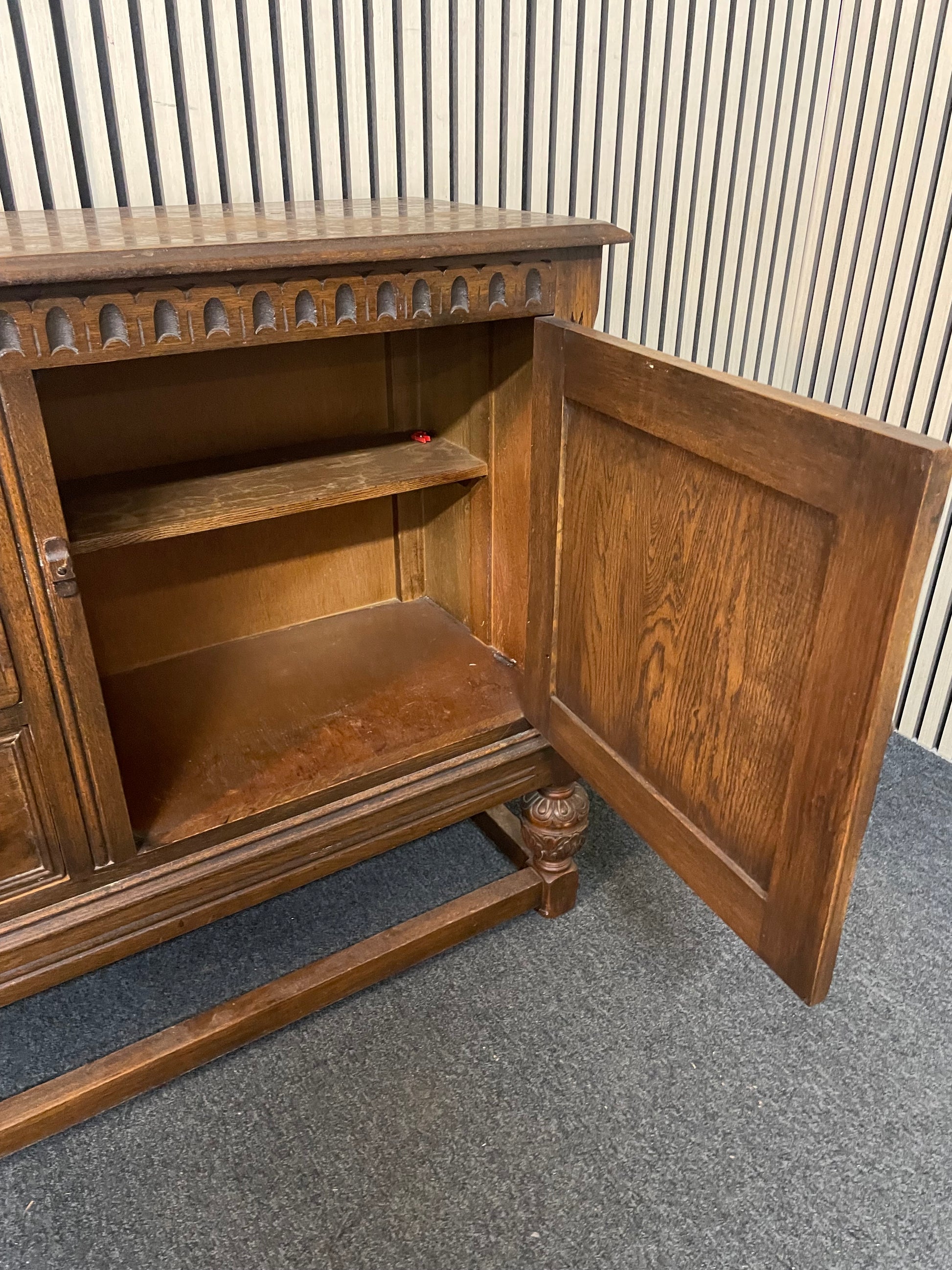Solid english oak stained 2 door 3 drawer sideboard with ornate detail (H 90 x W 165 x D 43 cm) 2425
