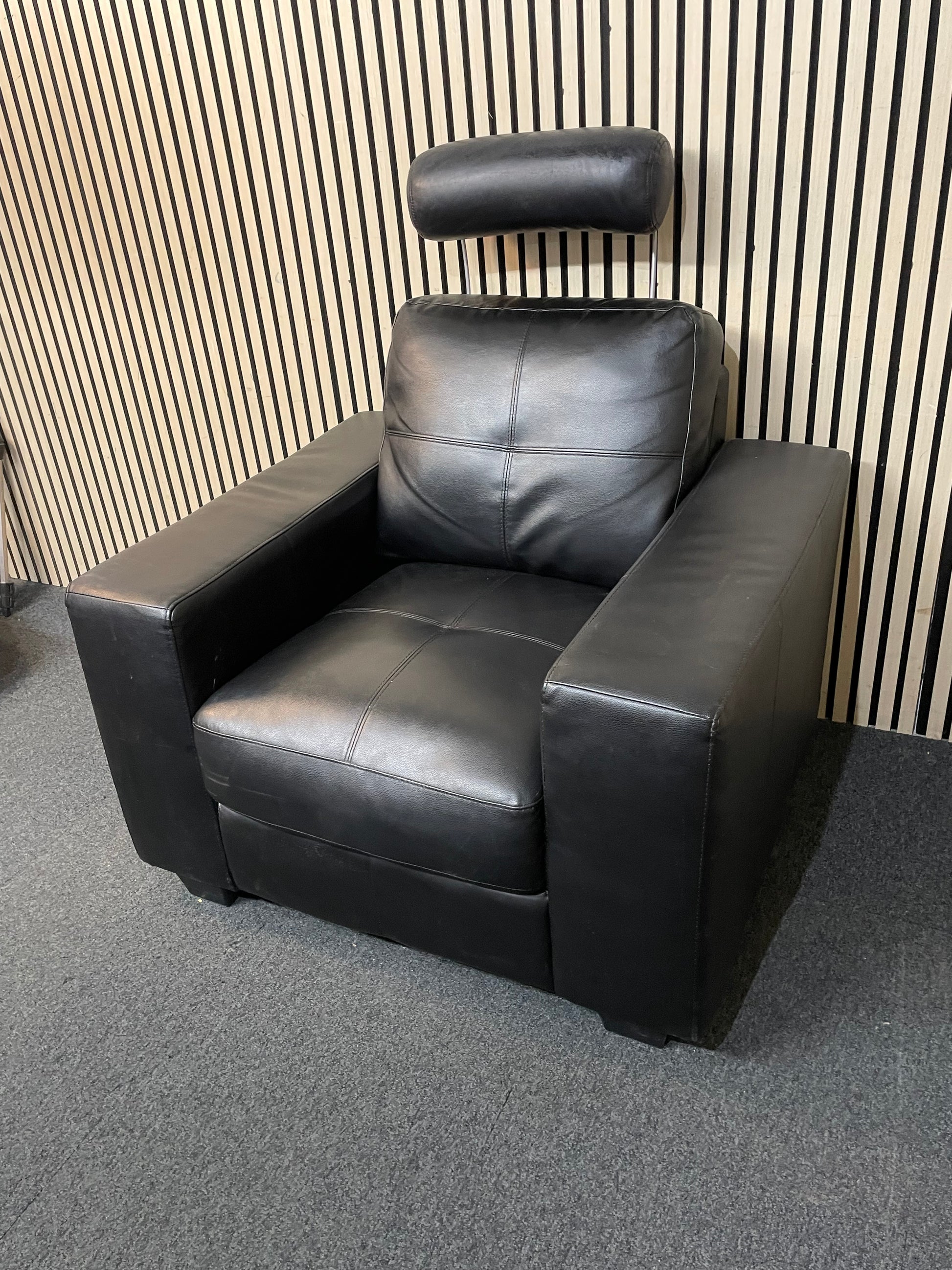 Black leather armchair with headrest 43843