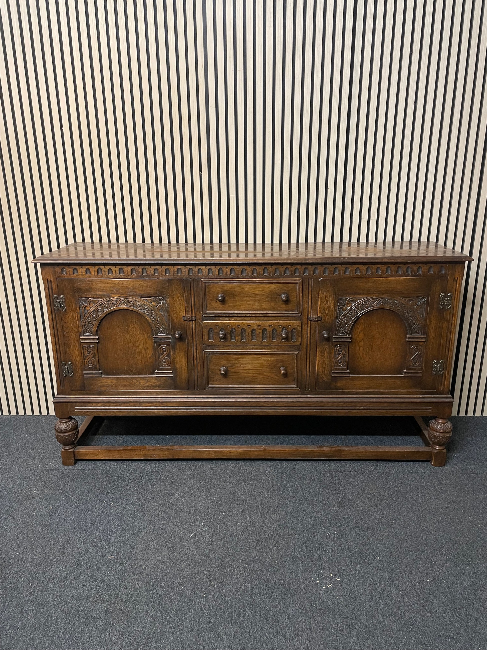 Solid english oak stained 2 door 3 drawer sideboard with ornate detail (H 90 x W 165 x D 43 cm) 2425