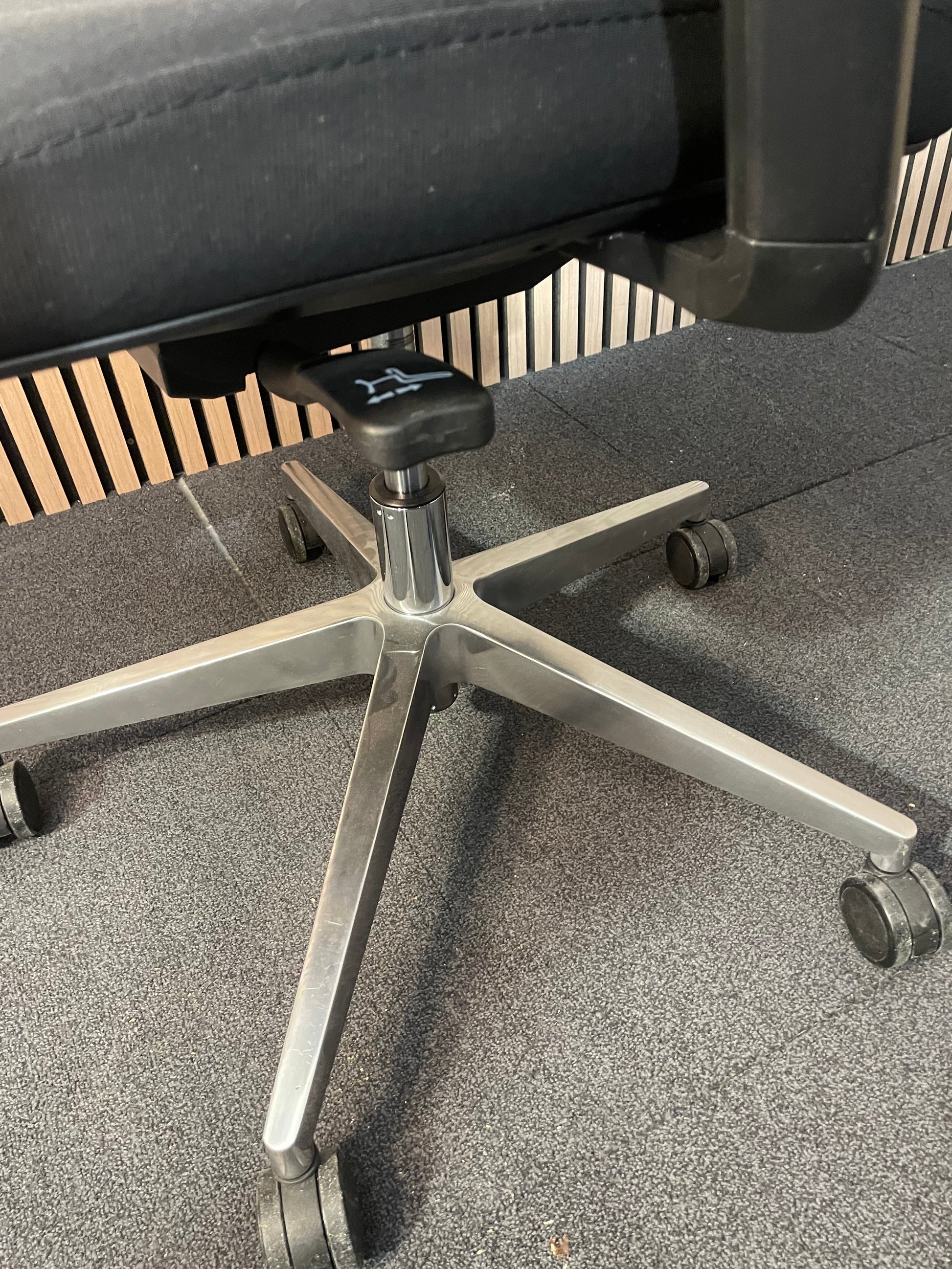 Vienna Premium task chair with headrest