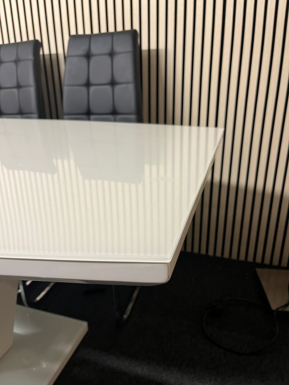 High polished glass modern dining table with 4 no. matching leather cantilever chairs 1325
