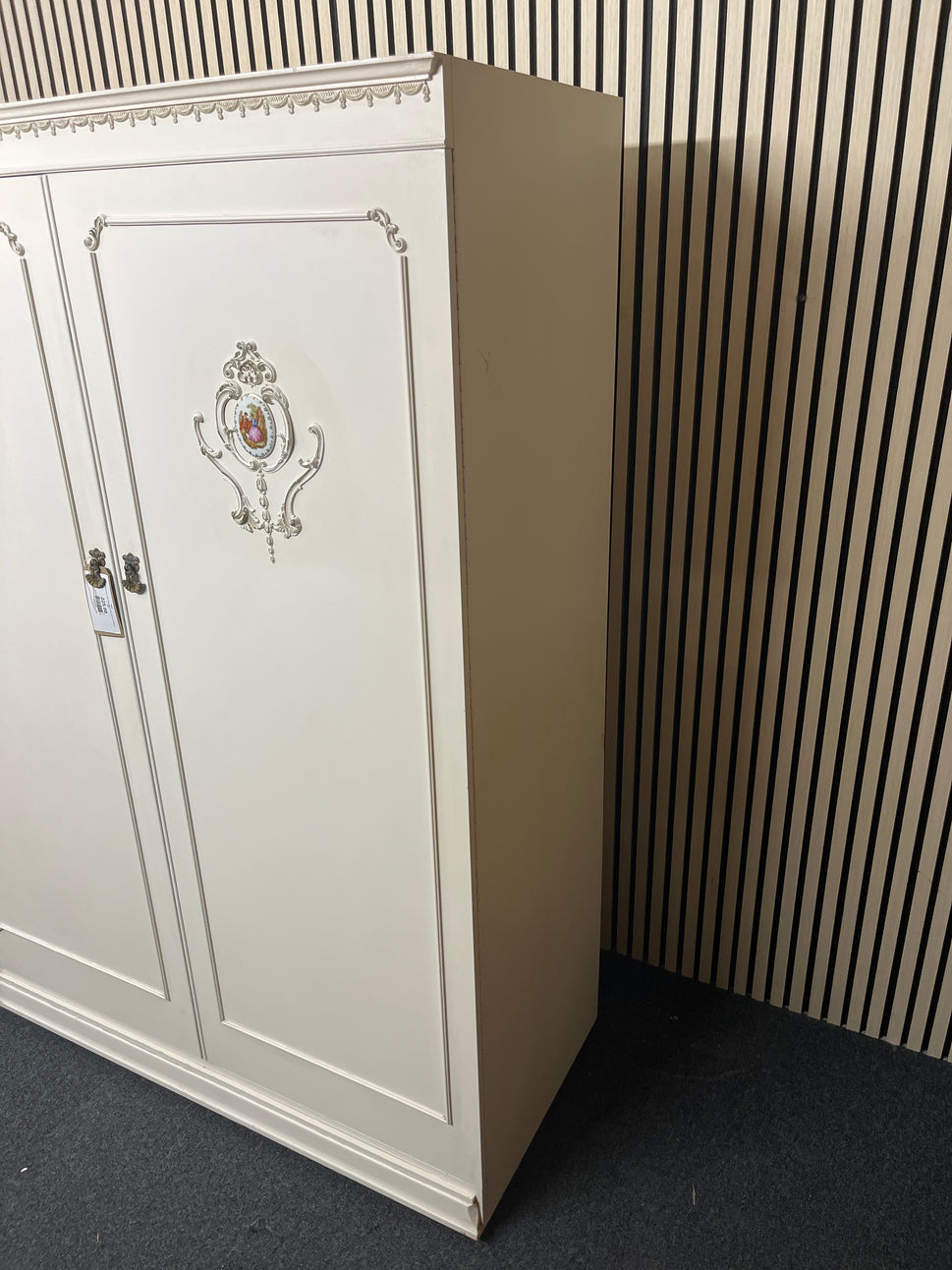 Ornate cream 2 door wardrobe (H 178 x W 122 x D 55 cm) 2325