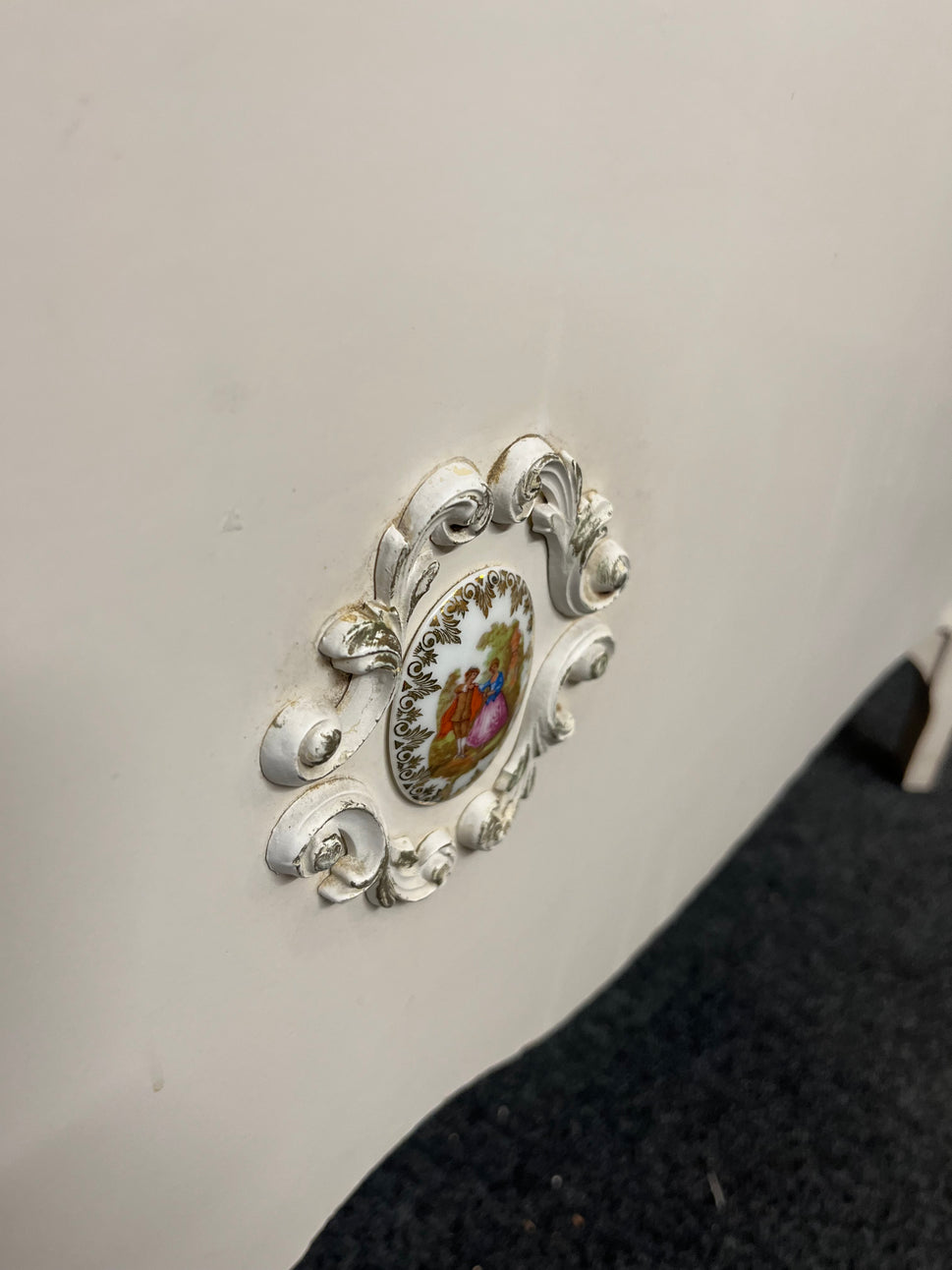 Ornate cream blanket box with button back fabric top 2325