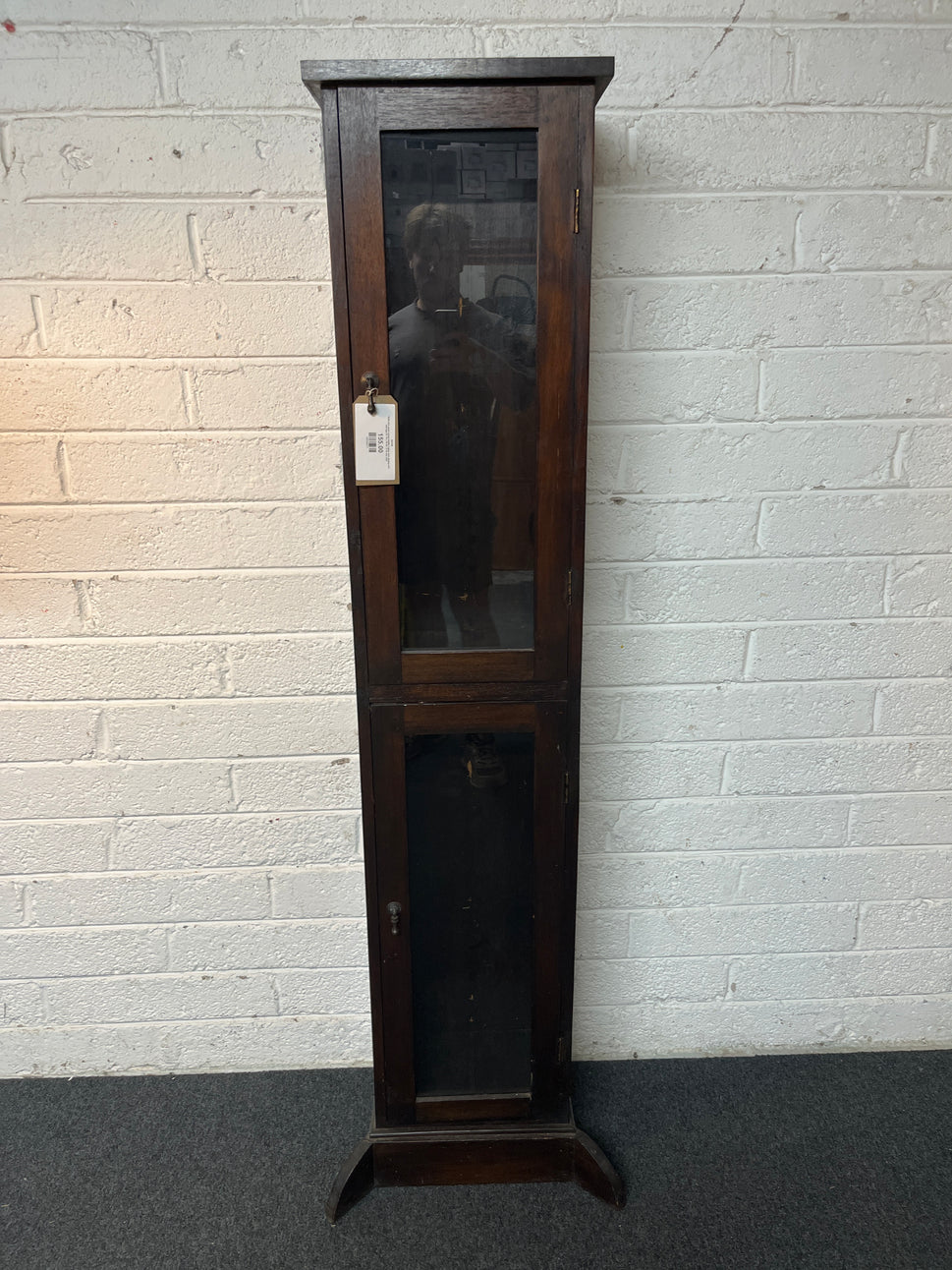 Solid dark wood carved details 2 glass door display unit with legs (H 170 x W 38 x D 25 cm) 1325